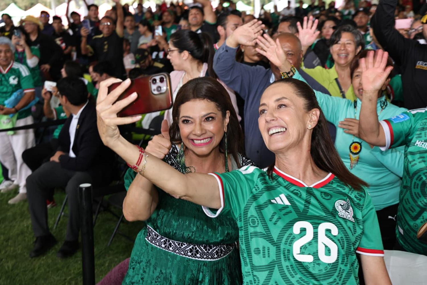 MEX5627. CIUDAD DE MÉXICO (MÉXICO), 11/06/2026.- Fotografía cedida este jueves por el Gobierno de la Ciudad de México, de la jefa de Gobierno Clara Brugada (i) y la mandataria Claudia Sheinbaum (d), tomando una foto rodeadas de aficionados en un Fan Fest de la Ciudad de México (México). Sheinbaum finalmente no acudió al Fan Fest de la plaza del Zócalo capitalino para ver el partido inaugural del Mundial de fútbol 2026 junto a miles de aficionados, y en su lugar optó por el Deportivo Los Galeana, en el norte de la capital del país. EFE/Gobierno de la Ciudad de México/SOLO USO EDITORIAL/NO VENTAS/SOLO DISPONIBLE RAPA ILUSTRAR LA NOTICIA QUE ACOMPAÑA(CRÉDITO OBLIGATORIO)