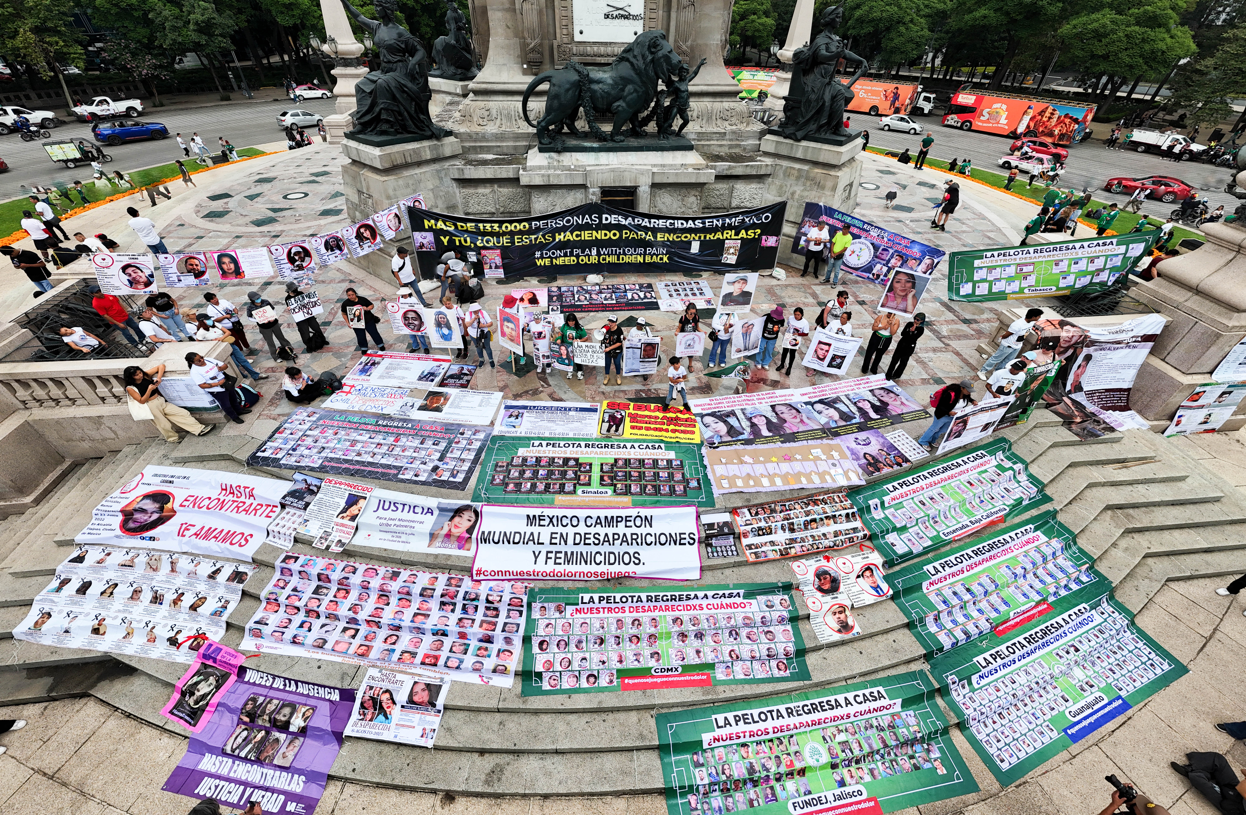 MEX5586. CIUDAD DE MÉXICO (MÉXICO), 11/06/2026.- Fotografía aérea donde se observan familiares de personas desaparecidas durante una manifestación este jueves, en el Angel de la Independencia de Ciudad de México (México). EFE/ Tomás Pérez