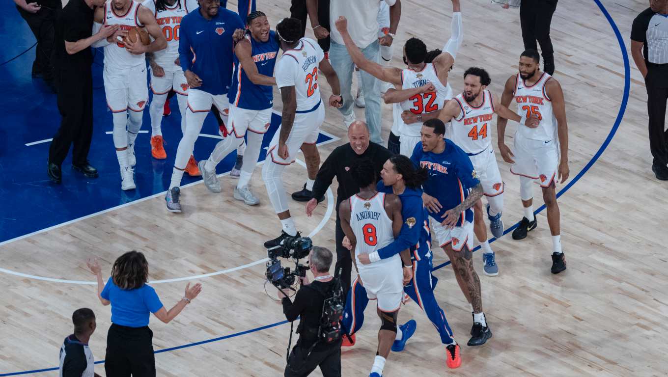 Jugadores de los Knicks celebraron el miércoles, al finalizar el cuarto partido de las finales de la NBA y derrotar a los Spurs en el Madison Square Garden, en Nueva York (Foto Prensa Libre: EFE)