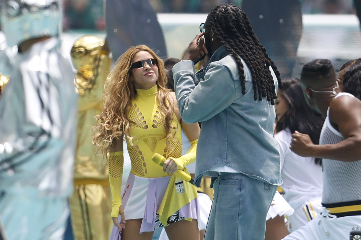  La cantante colombiana Shakira  y el nigeriano Burna Boy se presentan en la inauguración del Mundial de la FIFA 2026 este jueves, en el estadio Ciudad de México (México). El atuendo de la colombiana ha dado de qué hablar.  (Foto Prensa Libre: EFE)