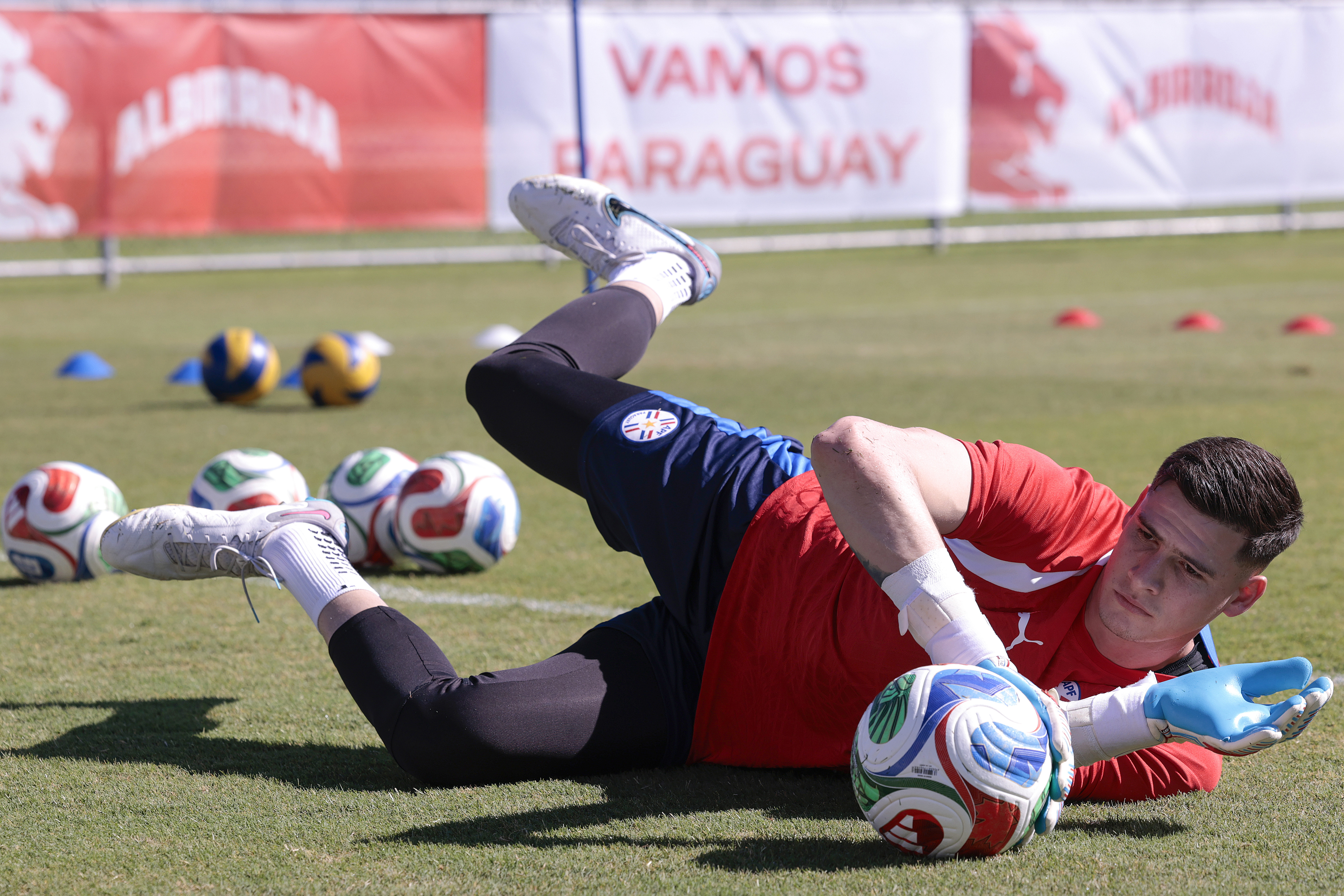 USA1588. SAN JOSÉ (CA, EEUU), 11/06/2026.- Fotografía cedida por la Asociación Paraguaya de Fútbol de Orlando Gill durante un entrenamiento este jueves, en el complejo deportivo Spartan Soccer en San José (EE.UU.). Paraguay mide este viernes su fuerza en el Mundial 2026 ante uno de los tres anfitriones, Estados Unidos, en un debut de alta tensión al que la Albirroja llega condicionada por la duda en el once titular de la estrella Julio 'la Joya' Enciso. EFE/Asociación Paraguaya de Fútbol  /SOLO USO EDITORIAL /NO VENTAS /SOLO DISPONIBLE PARA ILUSTRAR LA NOTICIA QUE ACOMPAÑA /CRÉDITO OBLIGATORIO
