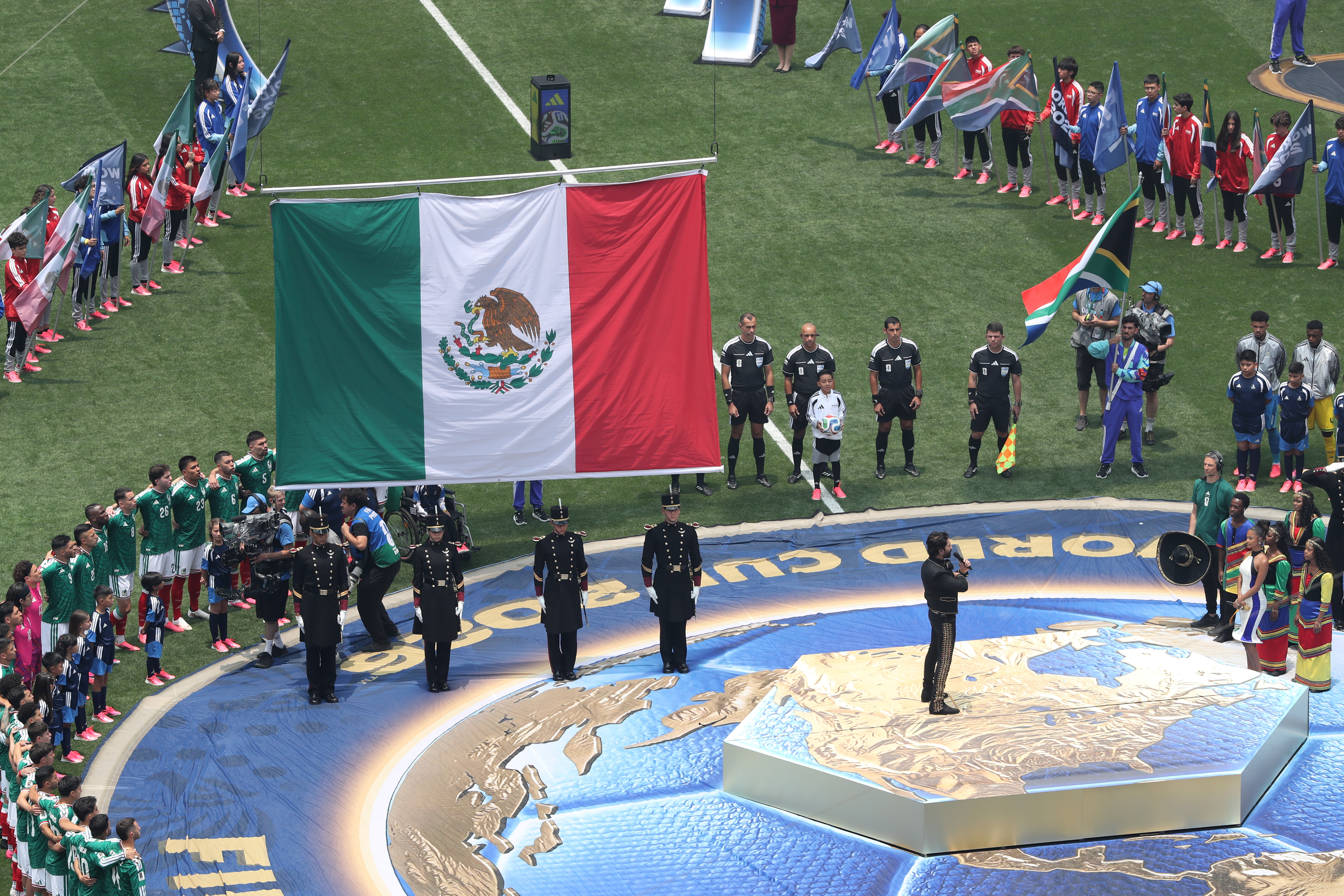 El cantante mexicano Alejandro Fernández se presenta este jueves, durante la inauguración del Mundial de la FIFA 2026 en el estadio Ciudad de México (México). (Foto Prensa Libre: EFE)