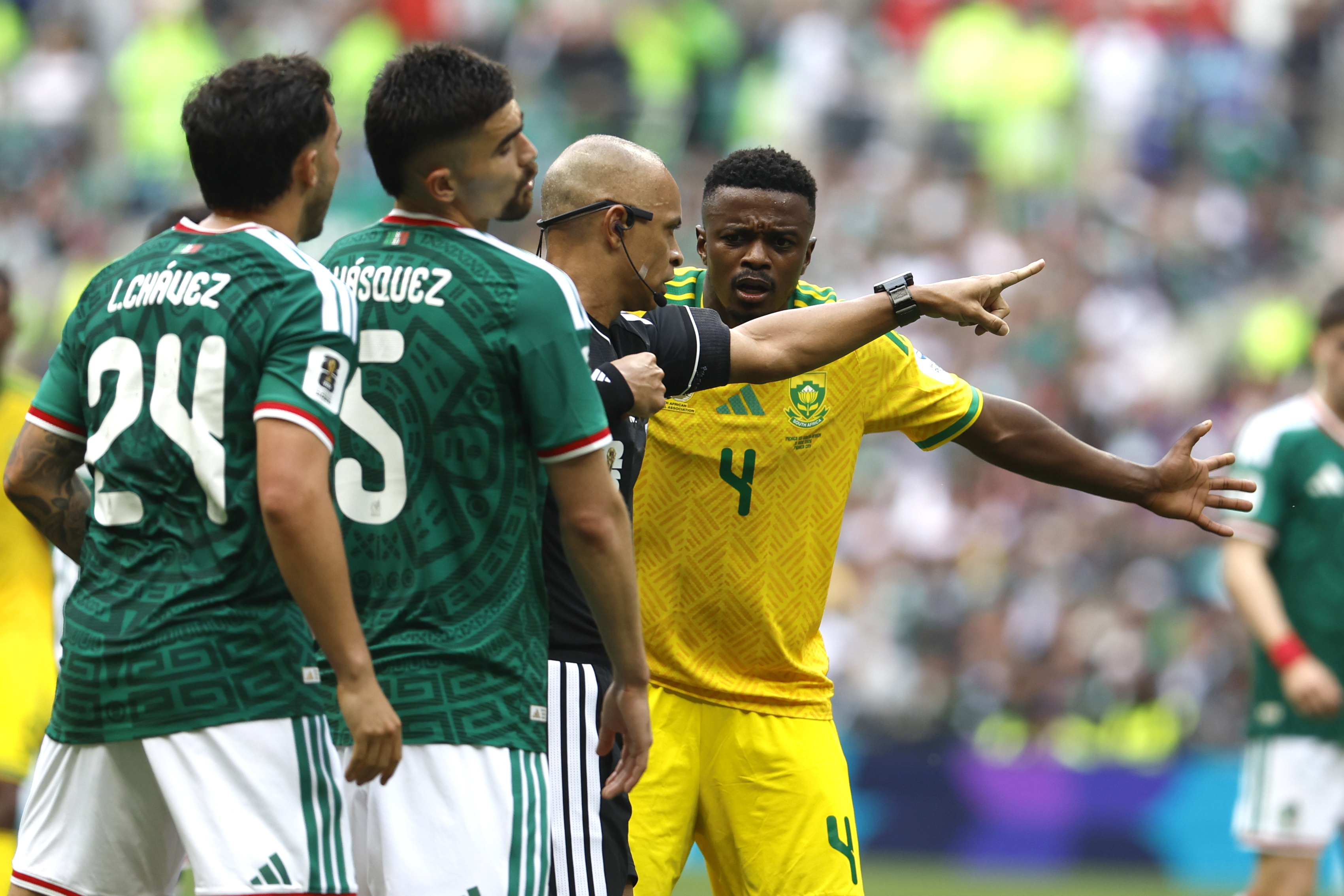 GR4319. CIUDAD DE MÉXICO (MÉXICO), 11/06/2026.- Teboho Mokoena (d) de Sudáfrica reacciona tras recibir tarjeta roja por parte del árbitro brasileño Wilton Sampaio (2-d) este jueves, durante un partido del grupo A del Mundial de la FIFA 2026 entre México y Sudáfrica en el estadio Ciudad de México (México). EFE/ Sashenka Gutiérrez