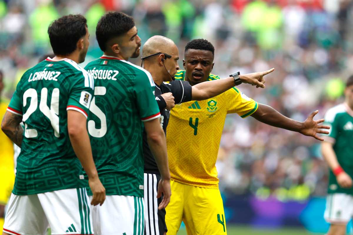 México vence a Sudáfrica en un debut marcado por tres expuls