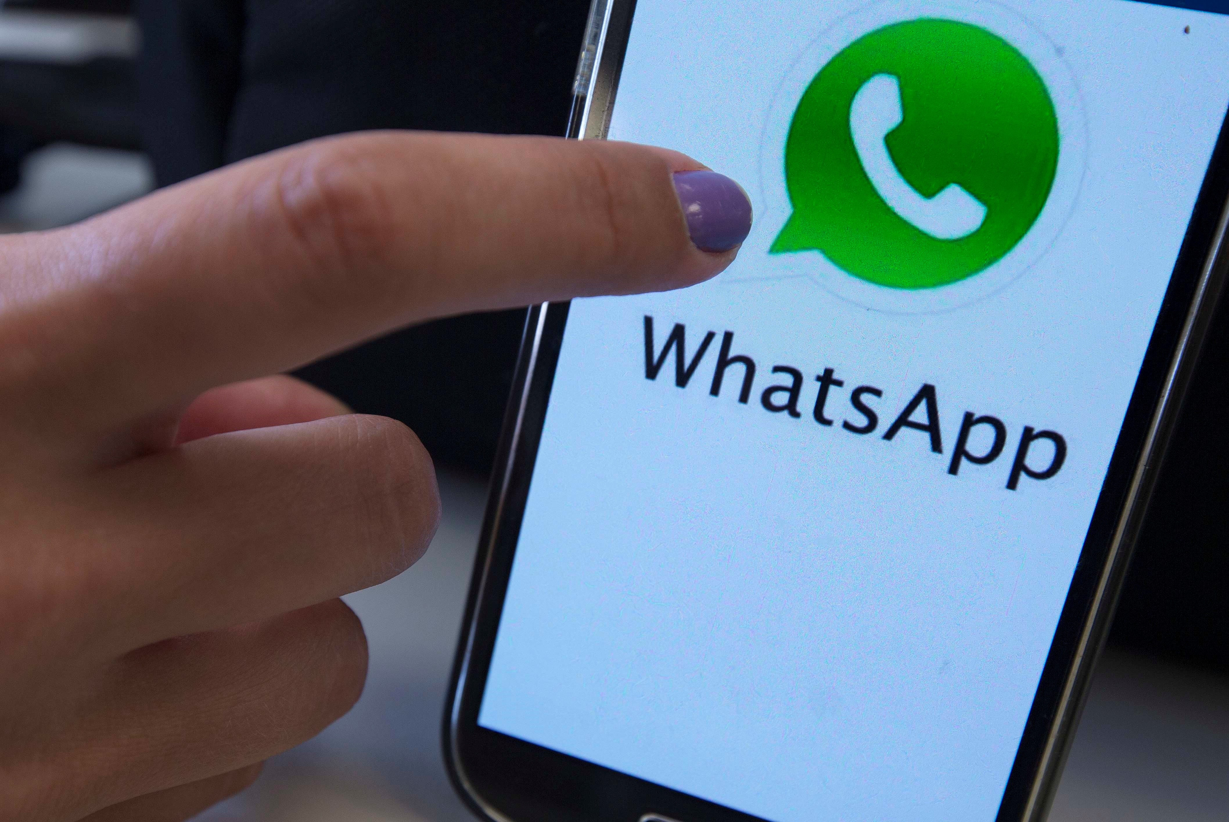 AME2993. BOGOTÁ (COLOMBIA), 11/06/2026.- Fotografía de archivo del 17 de diciembre de 2015 de la aplicación de WhatsApp en un celular. Algunas de las Apps que dedicarán sus contenidos de streaming, resultados y datos son WhatsApp, con la denominada Football Center 2026, que reúne noticias, resultados y contenidos relacionados con la competencia para facilitar el seguimiento de los partidos en tiempo real y sin necesidad de salir de la plataforma. EFE/ Marcelo Sayão/ ARCHIVO