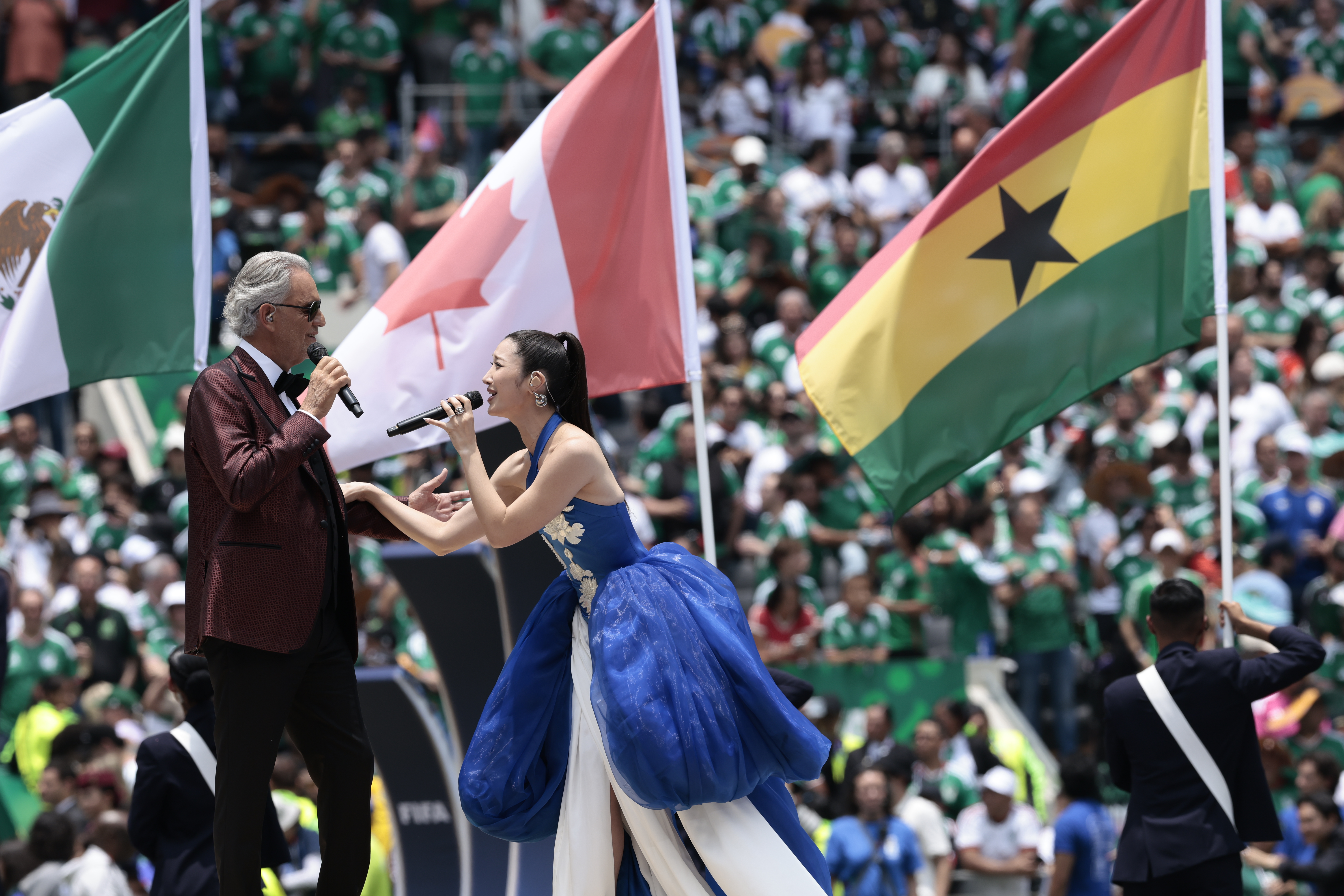 GR4351. CIUDAD DE MÉXICO (MÉXICO), 11/06/2026.- El tenor italiano Andrea Bocelli y la cantante surcoreana EJAE se presentan este jueves, durante la inauguración del Mundial de la FIFA 2026 en el estadio Ciudad de México (México). EFE/ José Méndez
