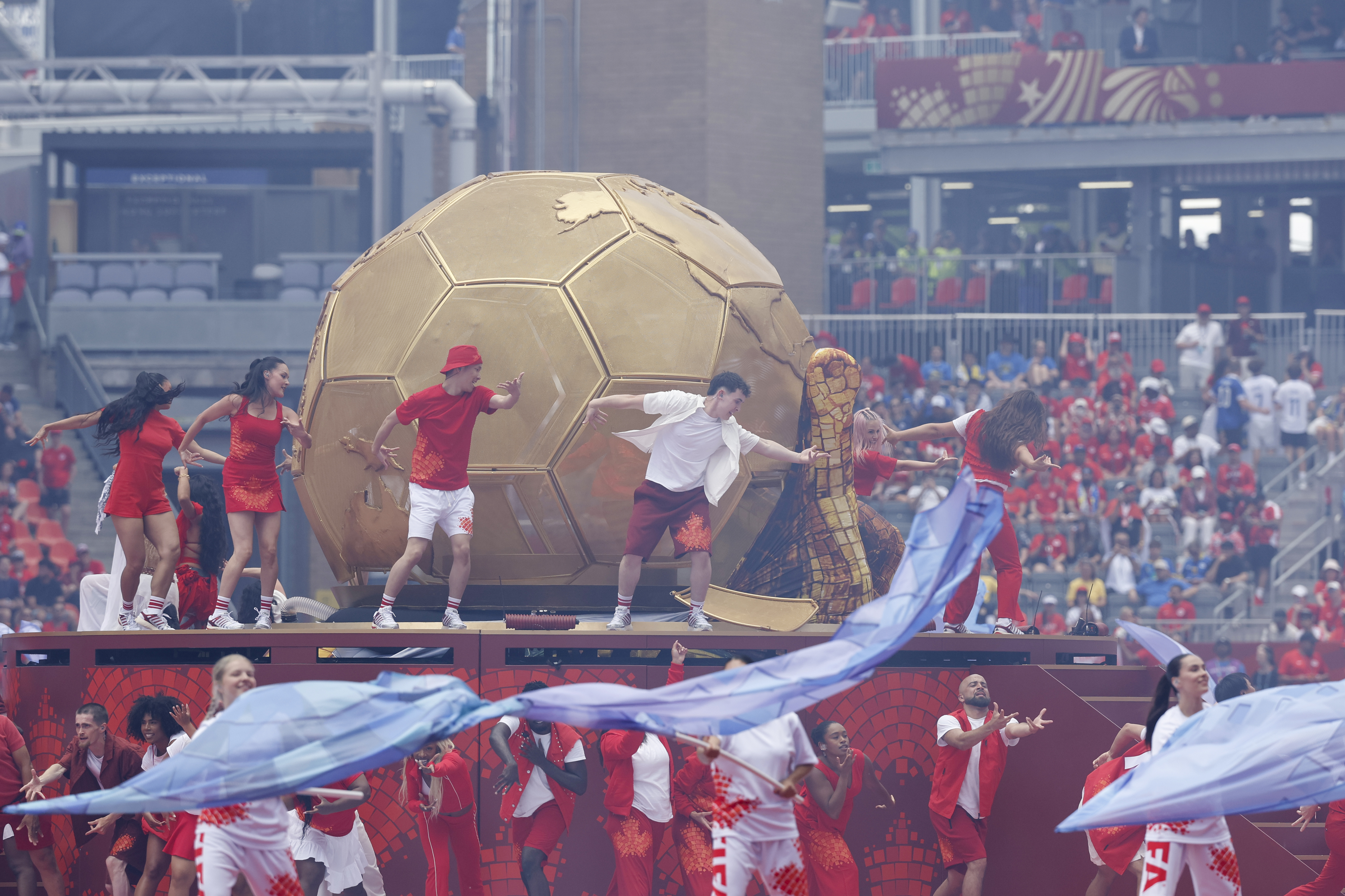 GR5159. TORONTO (CANADÁ), 12/06/2026.- Artistas se presentan en la inauguración del Mundial de la FIFA 2026 este viernes, en el estadio BMO Field de Toronto (Canadá). EFE/ Bienvenido Velasco