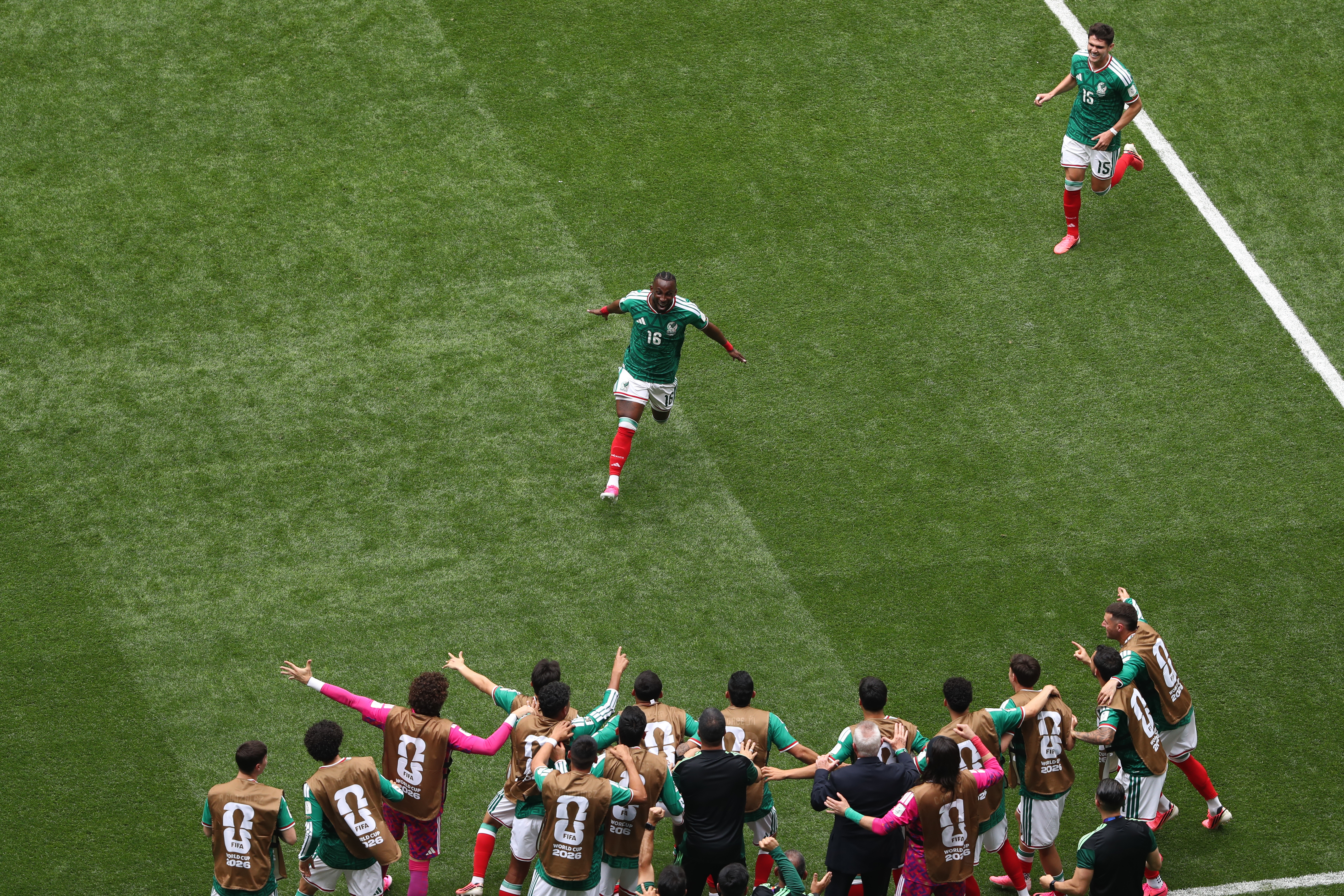 FOTODELDÍA GR4348. CIUDAD DE MÉXICO (MÉXICO), 11/06/2026.- Julián Quiñones (c) de México celebra un gol este jueves, durante un partido del grupo A del Mundial de la FIFA 2026 entre México y Sudáfrica en el estadio Ciudad de México (México). EFE/ Mario Guzmán