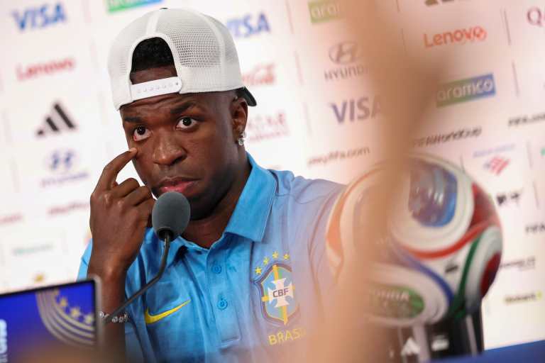 ¿Por qué la FIFA no deja hablar español en algunas conferencias del Mundial 2