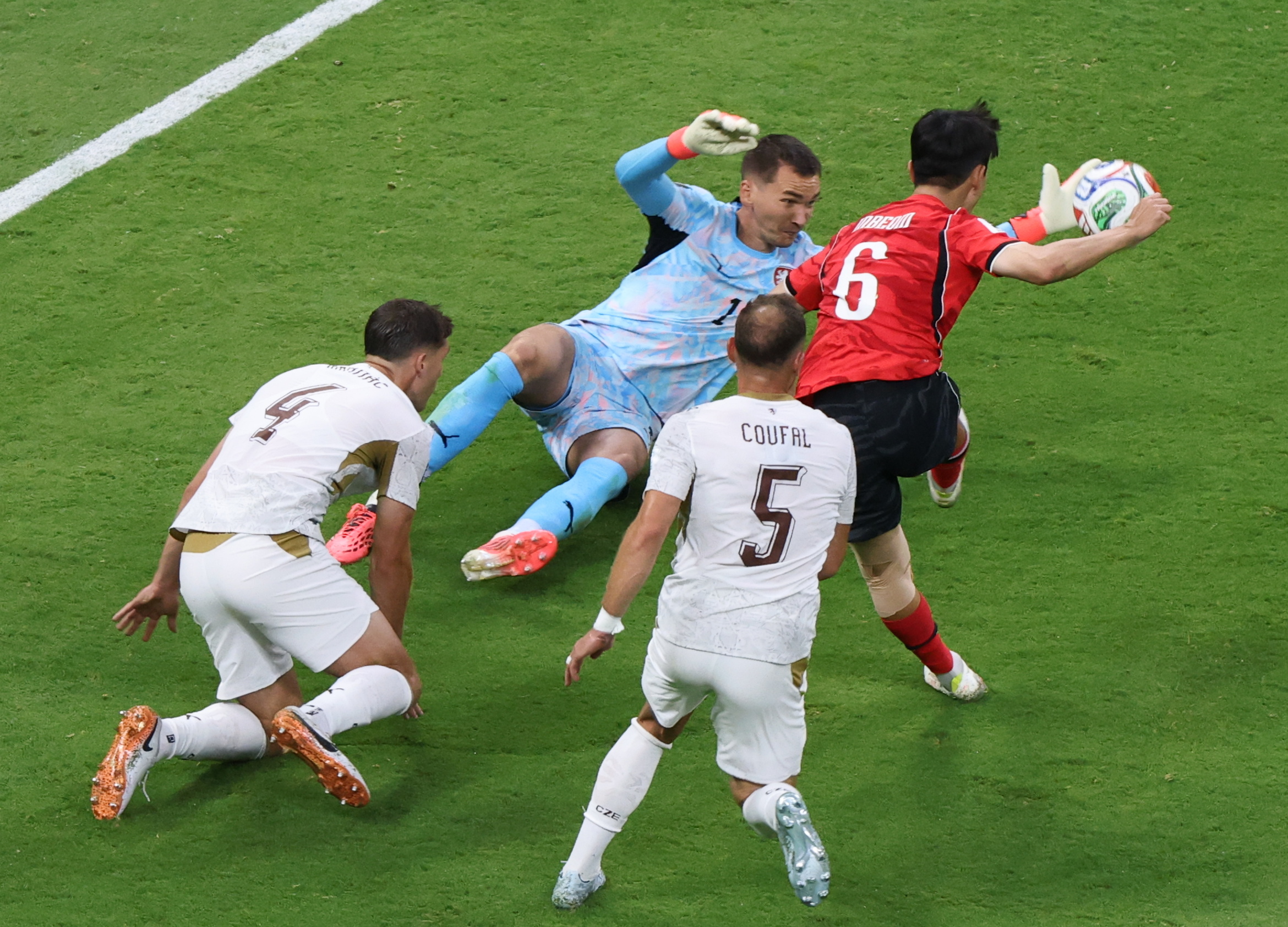 Zapopan (Mexico), 12/06/2026.- South Korea's Hwang In-beom (R) scores an equalizer during the second half of a World Cup Group A football match between South Korea and Czechia at Estadio Guadalajara in Zapopan, Mexico, 11 June 2026. (Corea del Sur) EFE/EPA/YONHAP SOUTH KOREA OUT