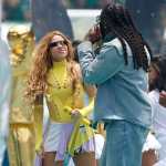 FOTODELDÍA GR4205. CIUDAD DE MÉXICO (MÉXICO), 11/06/2026.- La cantante colombiana Shakira (i) y el nigeriano Burna Boy se presentan en la inauguración del Mundial de la FIFA 2026 este jueves, en el estadio Ciudad de México (México). EFE/ Sashenka Gutiérrez