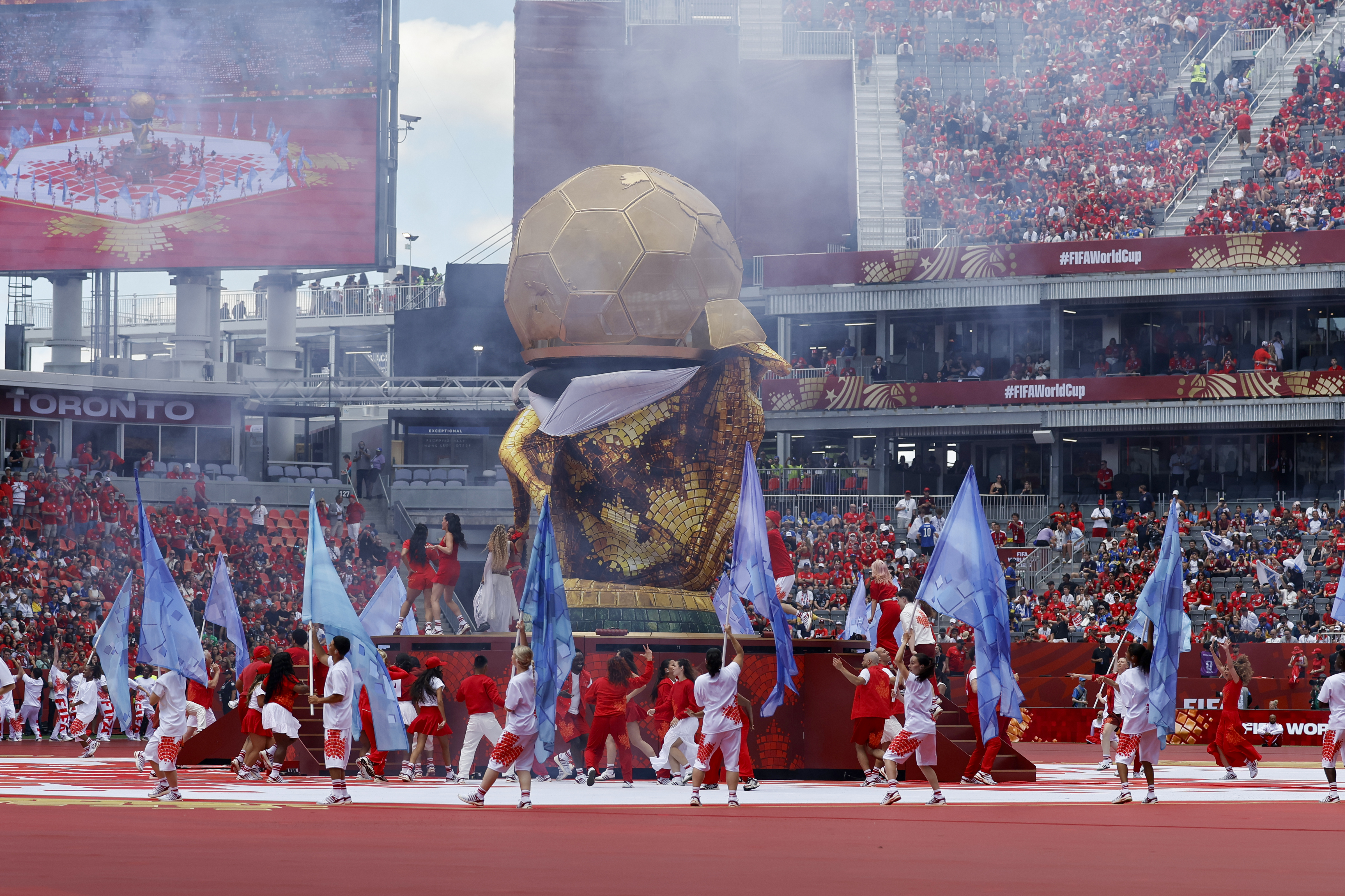  Artistas se presentan en la inauguración del Mundial de la FIFA 2026 este viernes, en el estadio BMO Field de Toronto (Canadá). (Foto Prensa Libre: EFE)