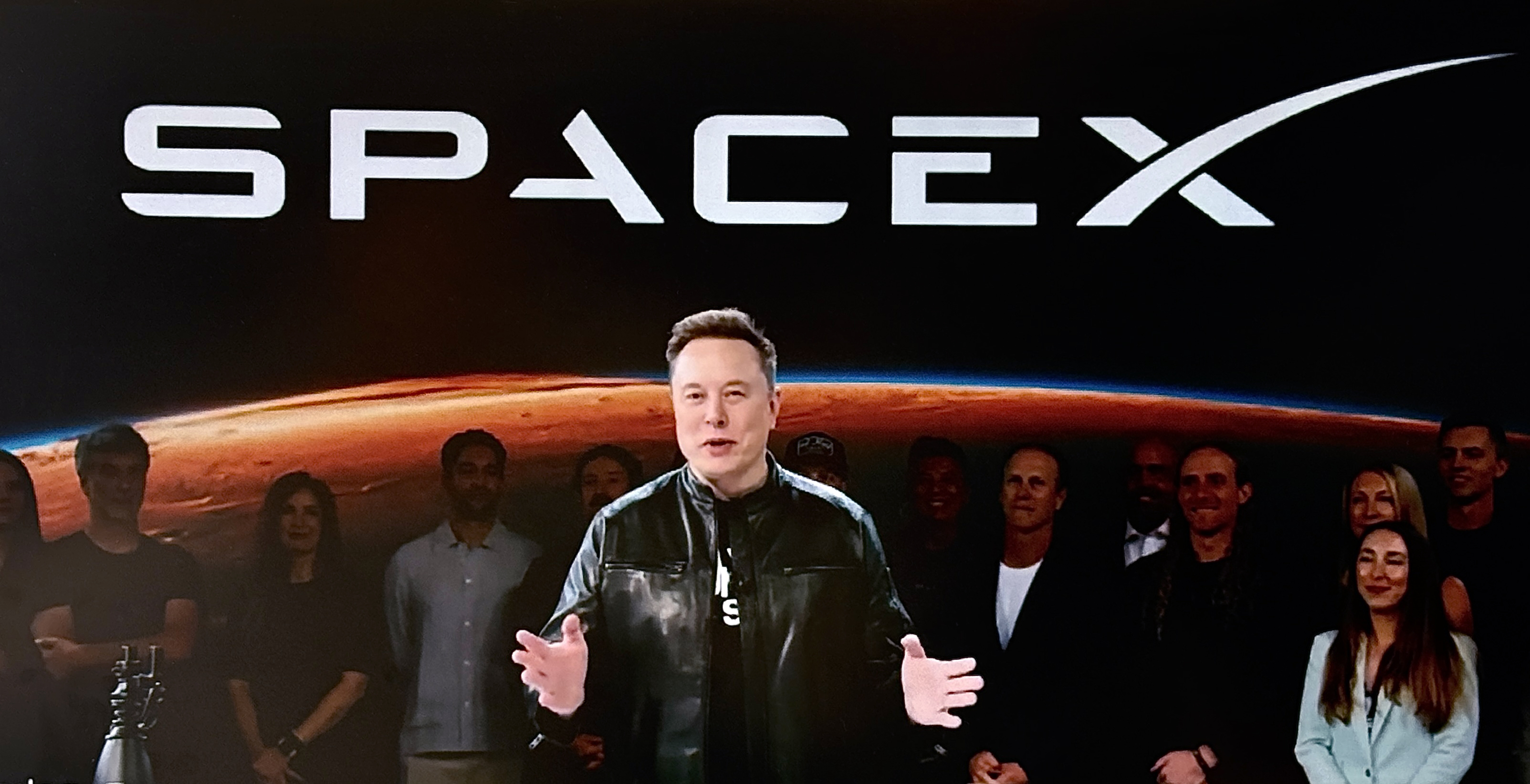 Captura de video tomada de una publicación en la cuenta oficial en X @Nasdaq que muestra al magnate Elon Musk hablando durante la salida a la bolsa de su compañía SpaceX. Musk asegura este viernes, antes de la apertura de Wall Street, que SpaceX, que debuta en los parqués, busca desarrollar la tecnología necesaria para convertir a la humanidad en una "civilización multiplanetaria" y "hacer posible que cualquier persona pueda viajar algún día a la Luna, Marte o incluso más allá del sistema solar". (Foto Prensa Libre: EFE/ @Nasdaq).