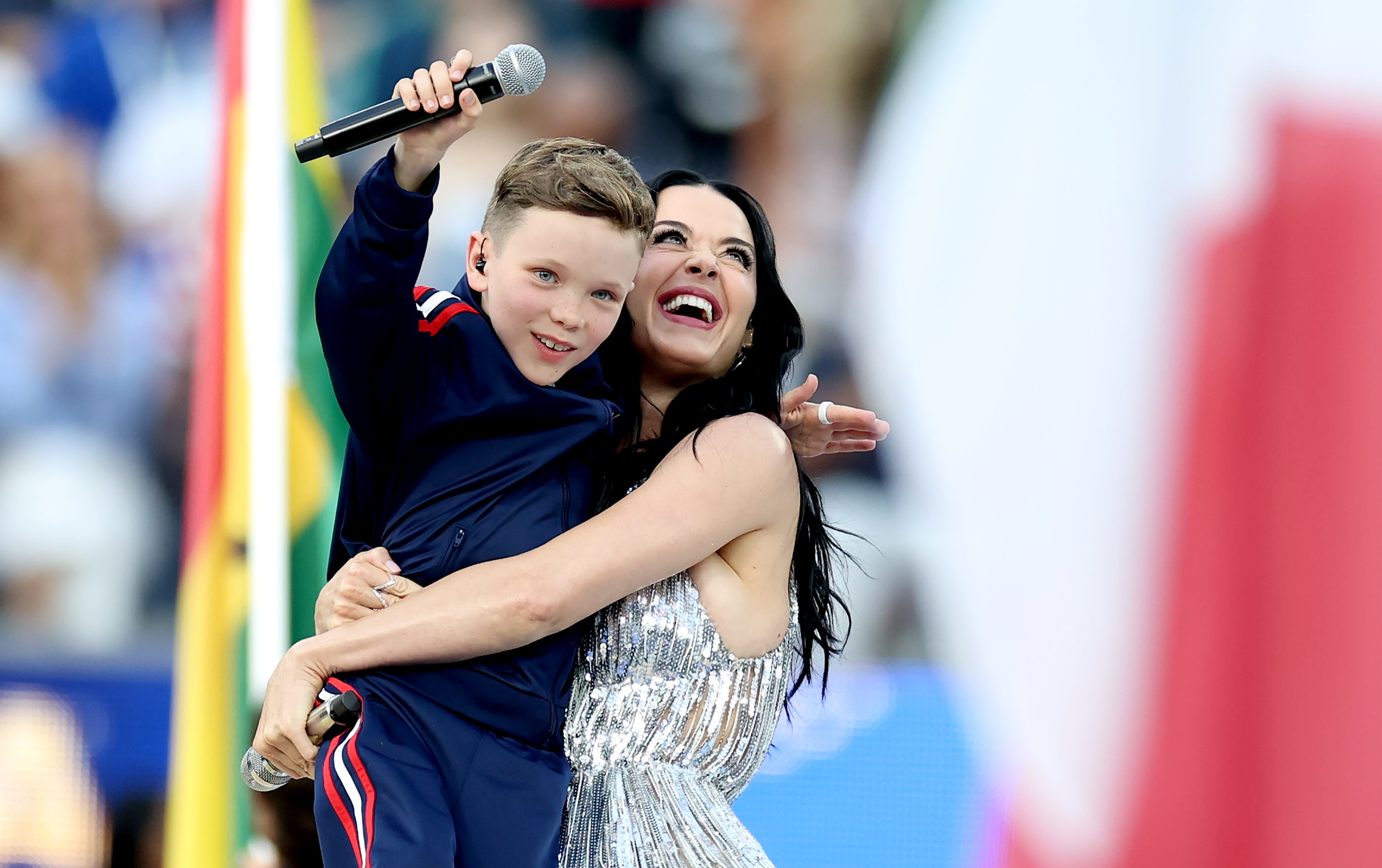  Katy Perry y el niño noruego Tius Luka  durante la tercera inauguración del Mundial 2026 en Los Ángeles, California en Estados Unidos.  (Foto Prensa Libre: EFE)