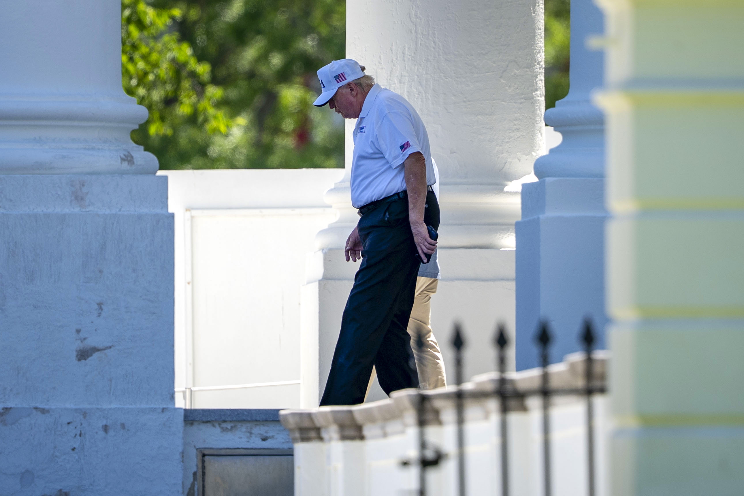 El presidente de Estados Unidos, Donald Trump, sale de la Casa Blanca en Washington, D.C., el 13 de junio de 2026
