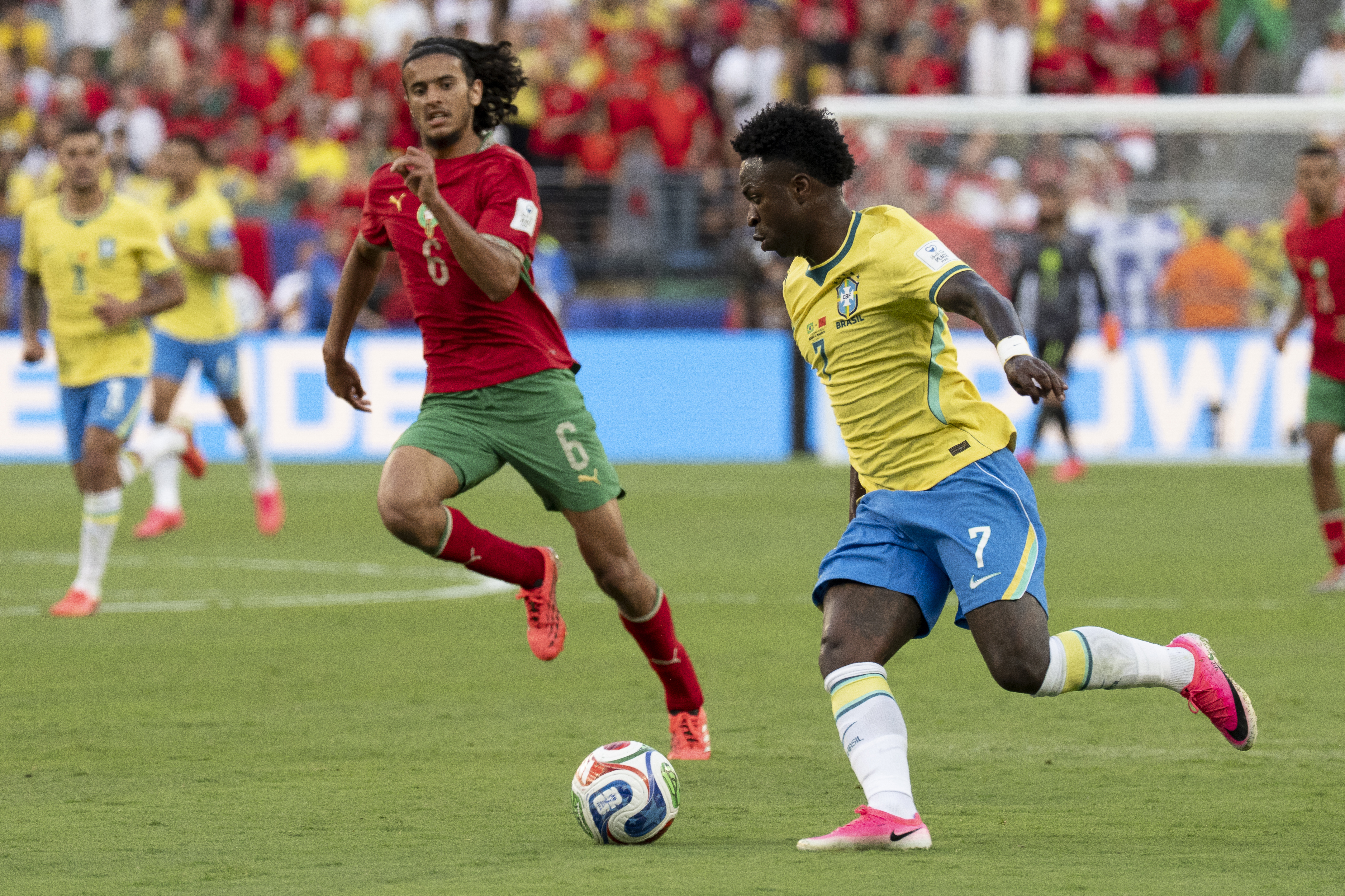 GR7097. NUEVA JERSEY (ESTADOS UNIDOS), 13/06/2026.- El jugador Vinicius Junior (d) de Brasil disputa el balón coN Ayyoub Bouaddi (i) de Marruecos este sábado, durante un partido del grupo C del Mundial de la FIFA 2026 entre Brasil y Marruecos en el estadio MetLife en Nueva Jersey (Estados Unidos). EFE/ Ángel Colmenares