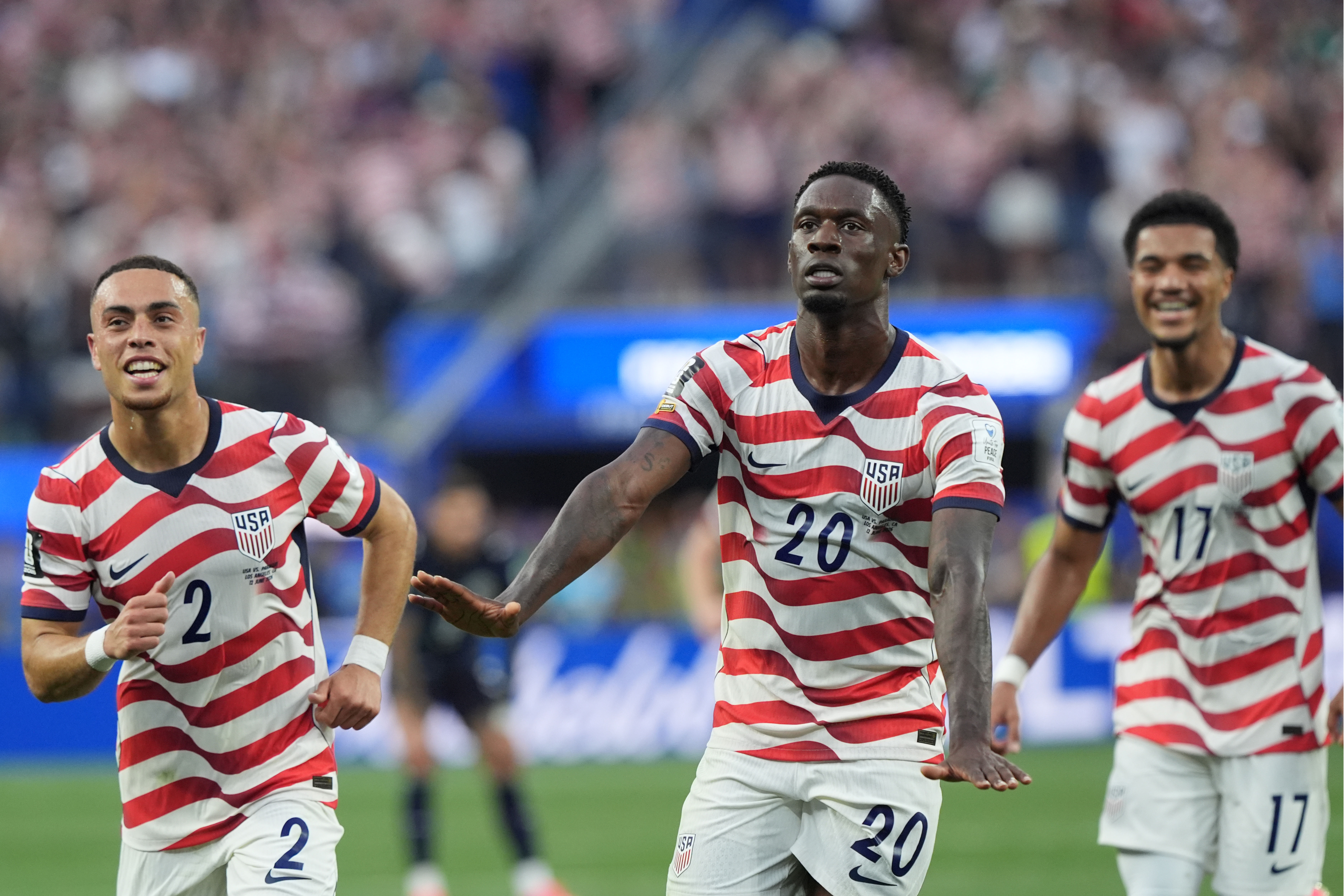 Folarin Balogun (c) es el goleador del Mundial 2026 de conjunto de  Estados Unidos.(Foto Prensa Libre: EFE).