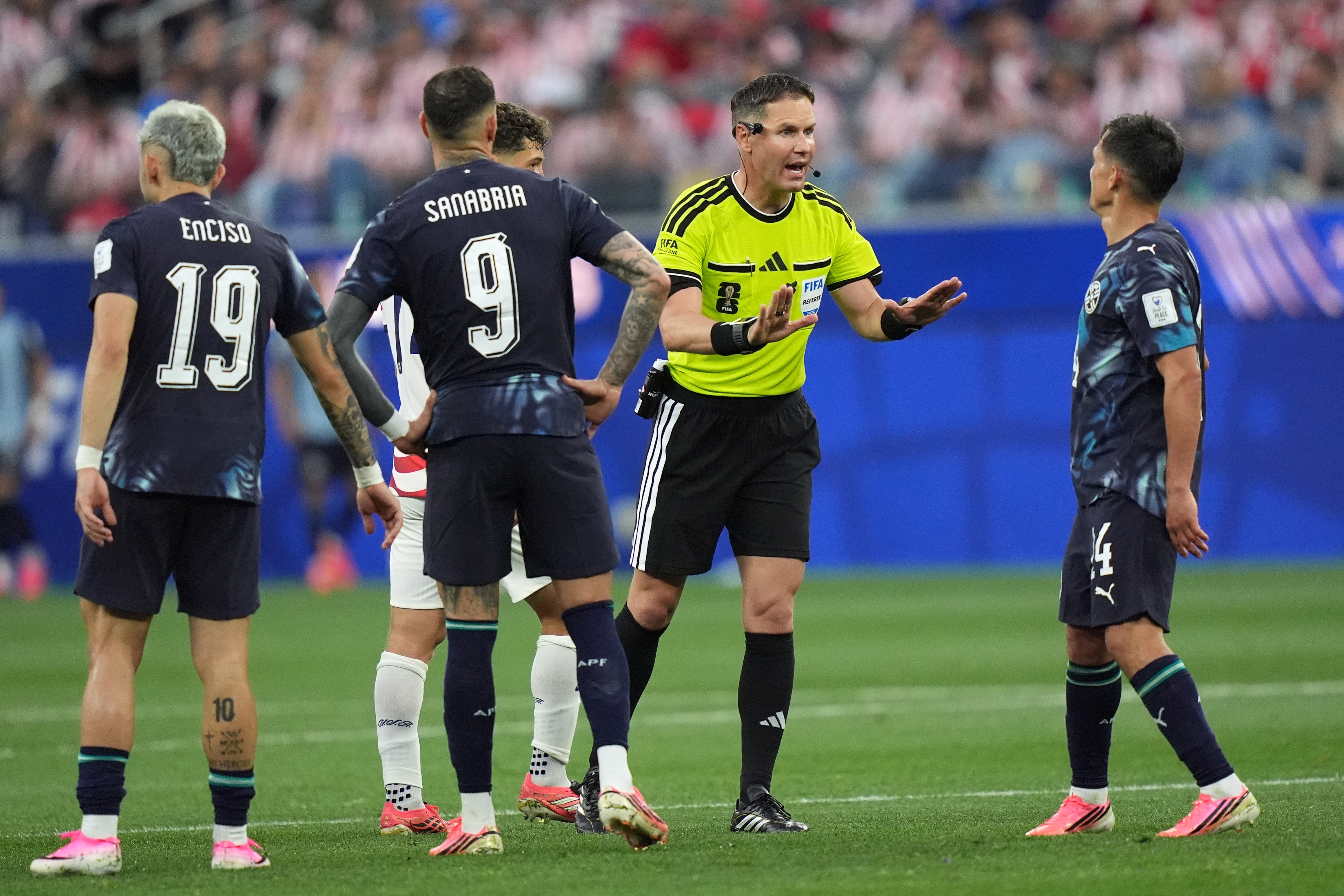 LOS ANGELES (United States), 13/06/2026.- Referee Danny Makkelie speaks with Andres Cubas of Paraguay (R) during the FIFA World Cup 2026 group stage match USA against Paraguay, in Los Angeles, California, USA, 12 June 2026. EFE/EPA/SCOTT STRAZZANTE