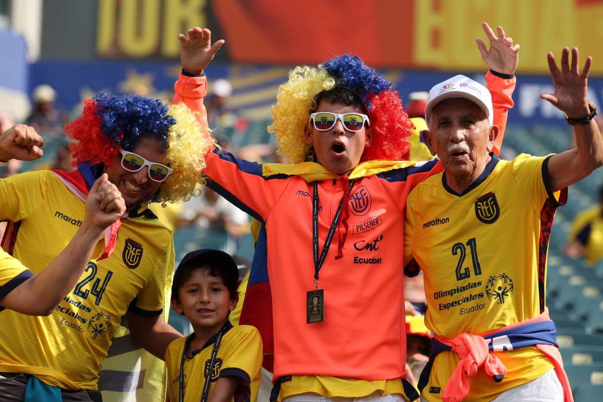 GR7460. FILADELFIA (ESTADOS UNIDOS), 14/06/2026.- Aficionados animan su equipo este domingo, previo a un partido del grupo E del Mundial de la FIFA 2026 entre Costa de Marfil y Ecuador en el estadio Lincoln Financial Field en Filadelfia (Estados Unidos). EFE/ Sebastiao Moreira