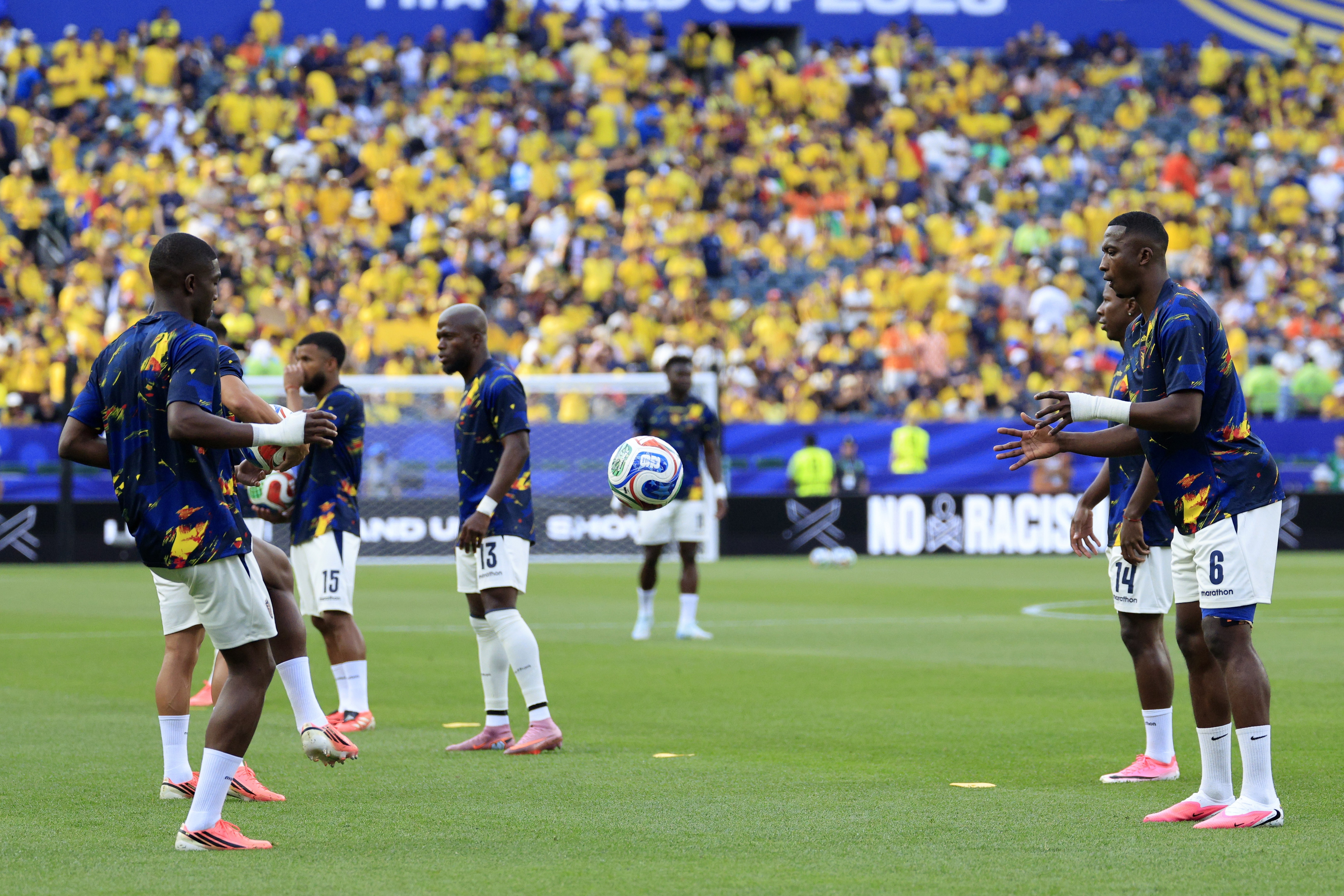 PHILADELPHIA (United States), 15/06/2026.- Players of Ecuador warm up ahead of the FIFA World Cup 2026 group stage match Ivory Coast against Ecuador, in Philadelphia, Pennsylvania, USA, 14 June 2026. (Costa de Marfil, Filadelfia) EFE/EPA/SHAWN THEW