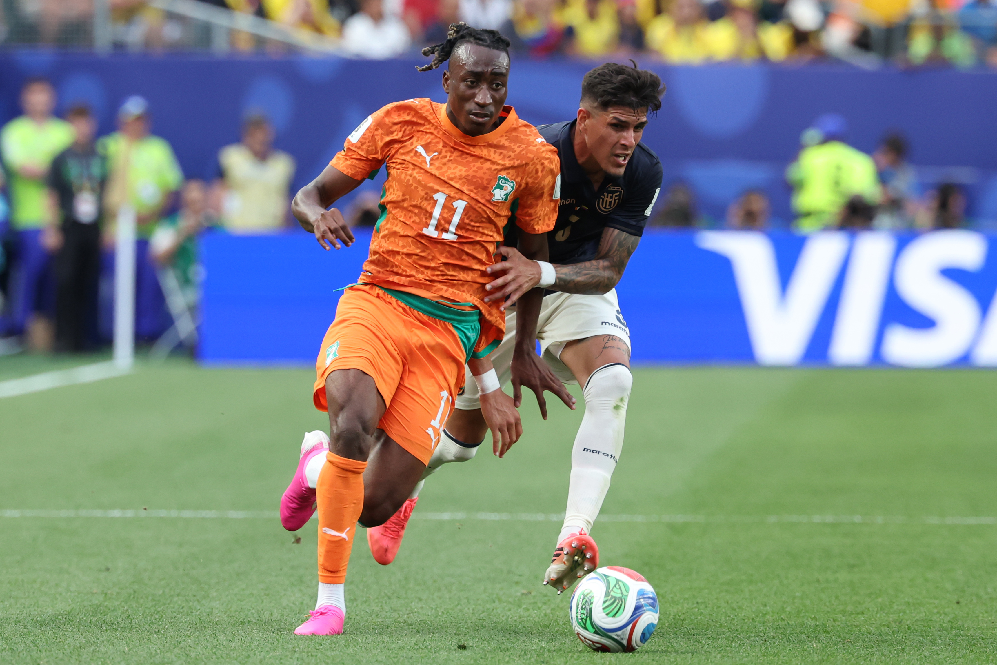 GR1077. FILADELFIA (ESTADOS UNIDOS), 14/06/2026.- Yan Diomande (i) de Costa de Marfil disputa el balón con Piero Hincapie de Ecuador este domingo, durante un partido del grupo E del Mundial de la FIFA 2026 entre Costa de Marfil y Ecuador en el estadio Lincoln Financial Field en Filadelfia (Estados Unidos). EFE/ Sebastiao Moreira