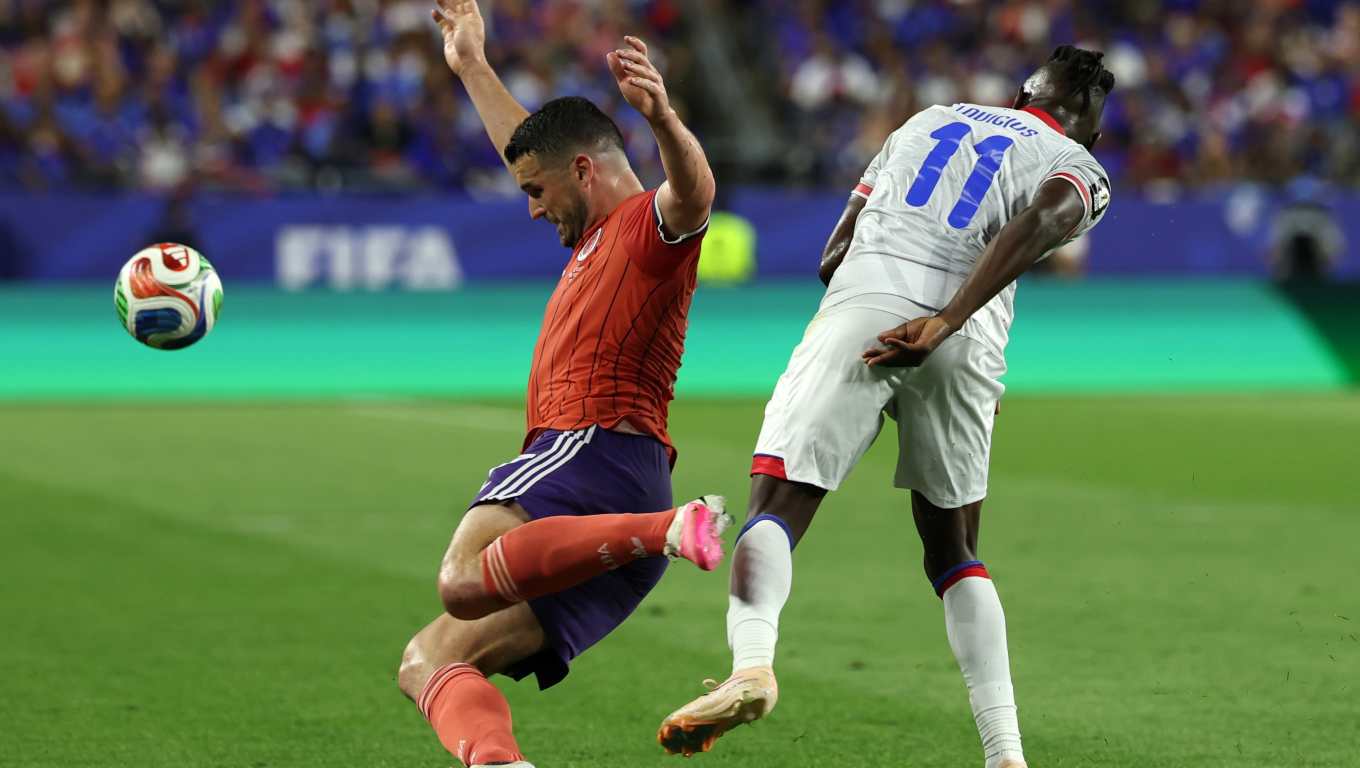 BOSTON (United States), 13/06/2026.- John McGinn of Scotland (L) in action against Louicius Deedson of Haiti (R) during the FIFA World Cup 2026 group stage match Haiti against Scotland, in Foxborough, Massachusetts, USA, 13 June 2026. EFE/EPA/GREG M. COOPER