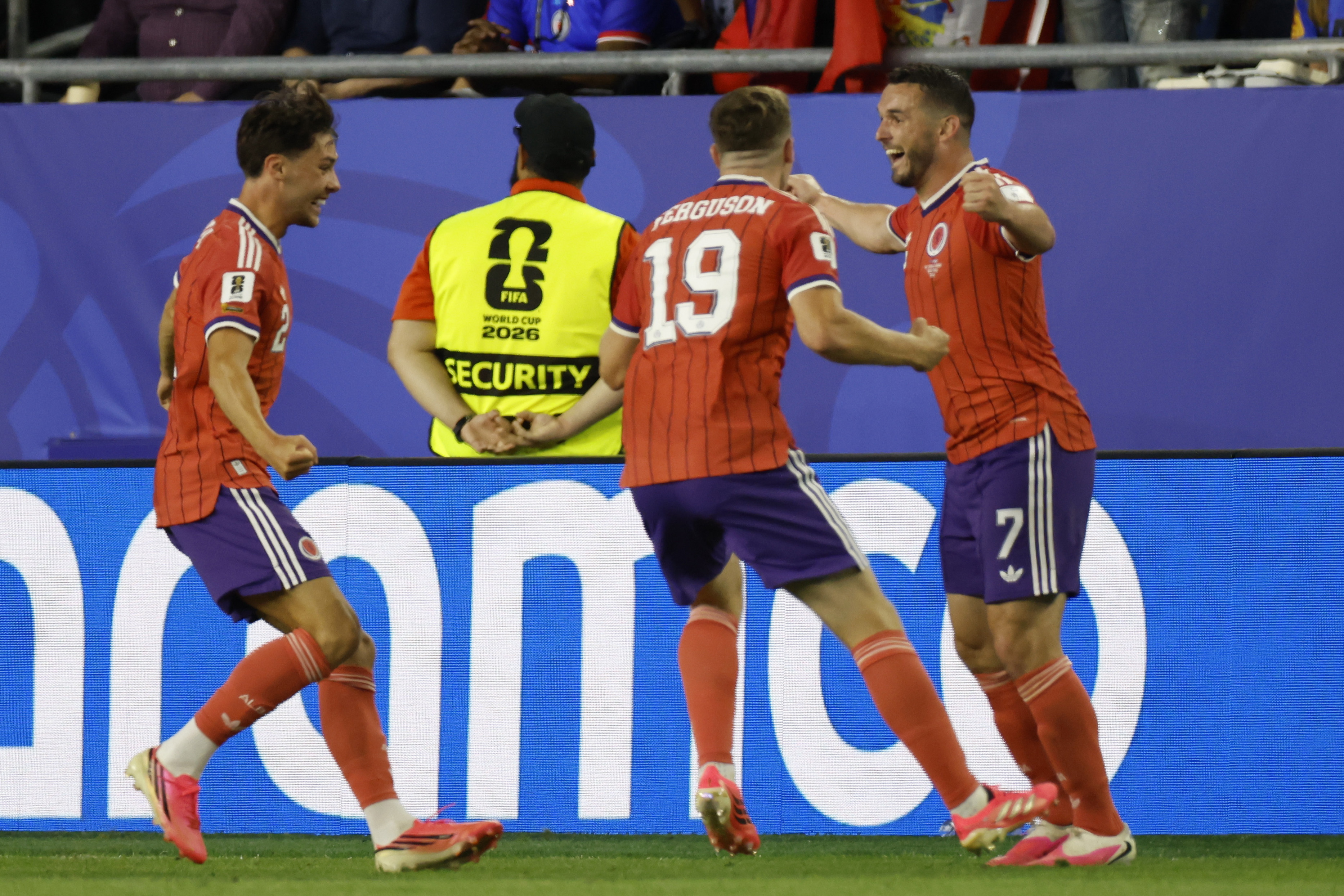 BOSTON (United States), 13/06/2026.- John McGinn of Scotland (R) celebrates with his teammates after scoring the 0-1 goal during the FIFA World Cup 2026 group stage match Haiti against Scotland, in Foxborough, Massachusetts, USA, 13 June 2026. EFE/EPA/GREG M. COOPER