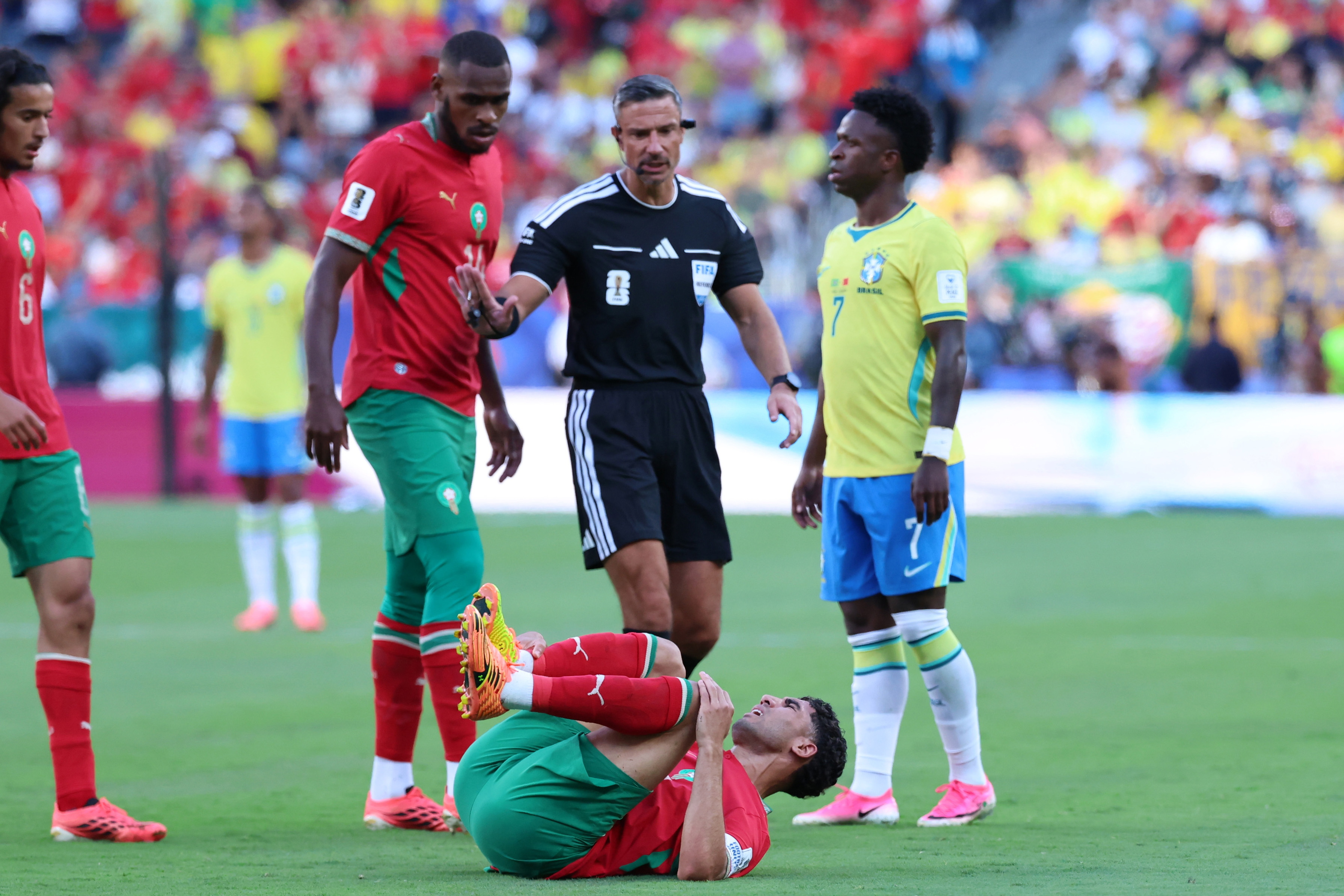 NEW JERSEY (United States), 13/06/2026.- Referee Slavko Vincic gestures next to Achraf Hakimi of Morocco (on the ground) during the FIFA World Cup 2026 group stage match Brazil against Morocco, in East Rutherford, New Jersey, USA, 13 June 2026. (Brasil, Marruecos) EFE/EPA/OLGA FEDOROVA