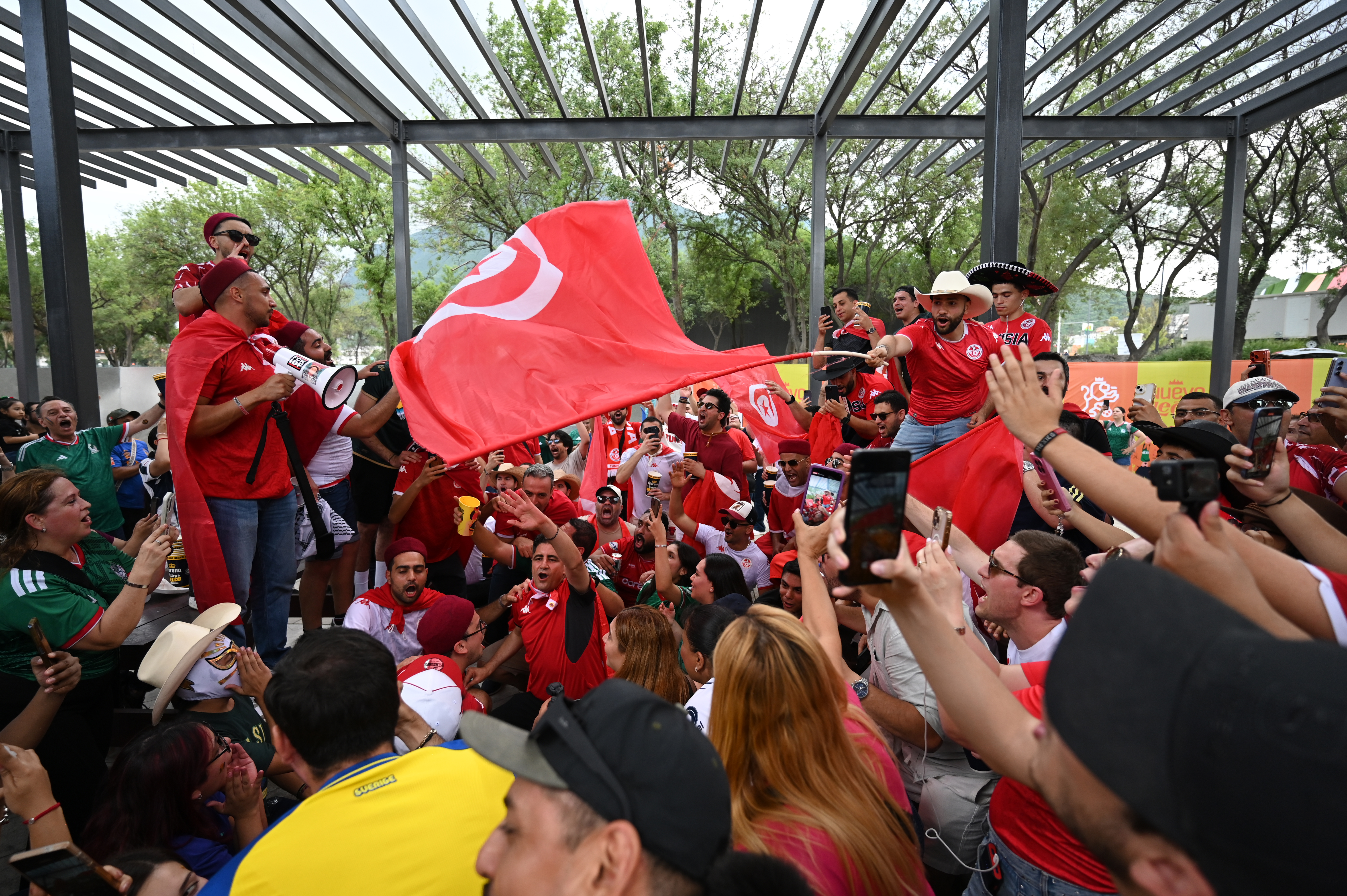 GR1139. MONTERREY (MÉXICO), 14/06/2026.- Aficionados de Túnez animan este domingo, antes de un partido del grupo F del Mundial de la FIFA 2026 entre Suecia y Túnez en el estadio BBVA en Monterrey (México). EFE/ Miguel Sierra