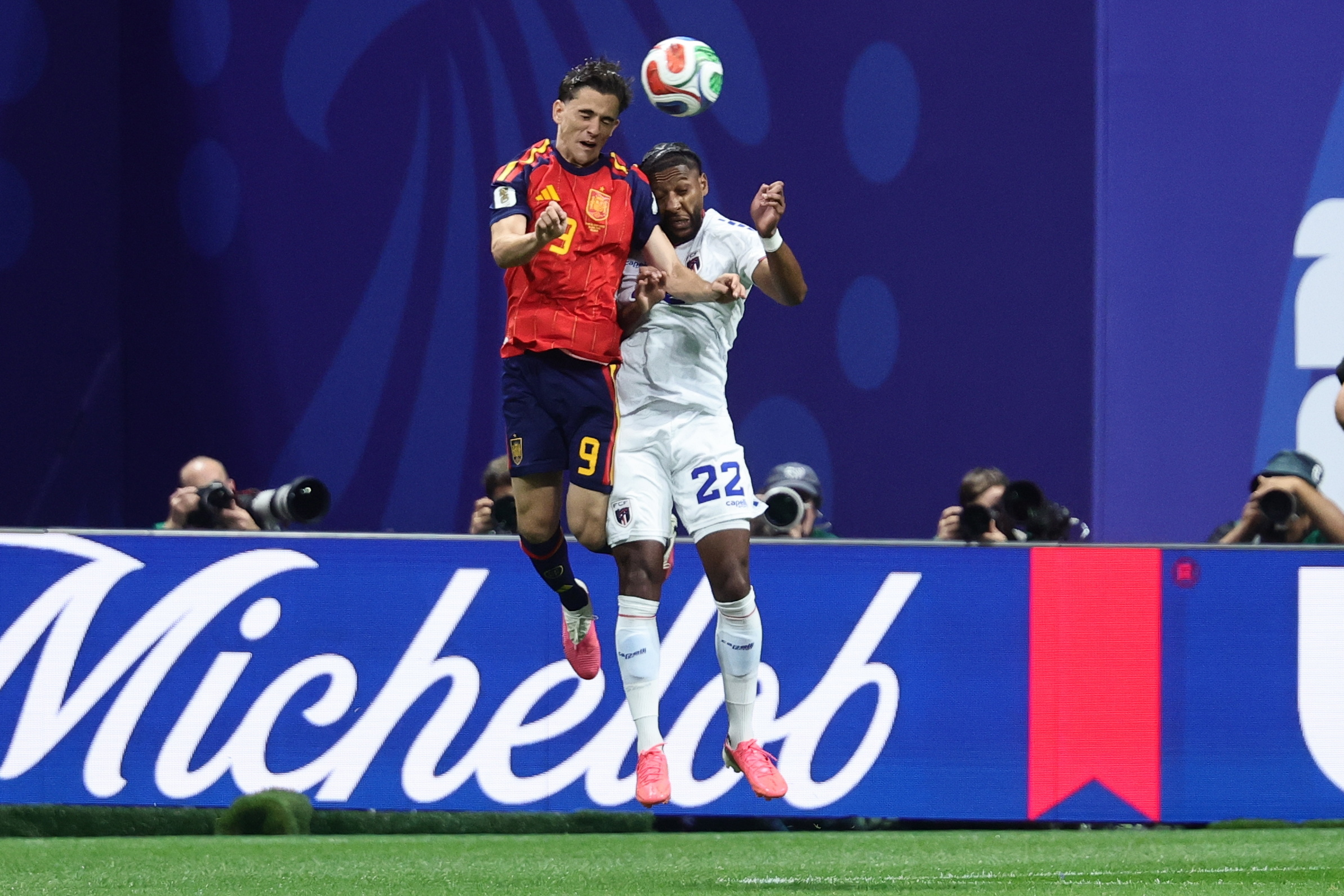 ATLANTA (United States), 15/06/2026.- Gavi (L) of Spain in action against Steven Moreira of Cape Verde during the FIFA World Cup 2026 group stage match Spain vs Cabo Verde, in Atlanta, USA, 15 June 2026. (Cabo Verde, España) EFE/EPA/RONALD WITTEK