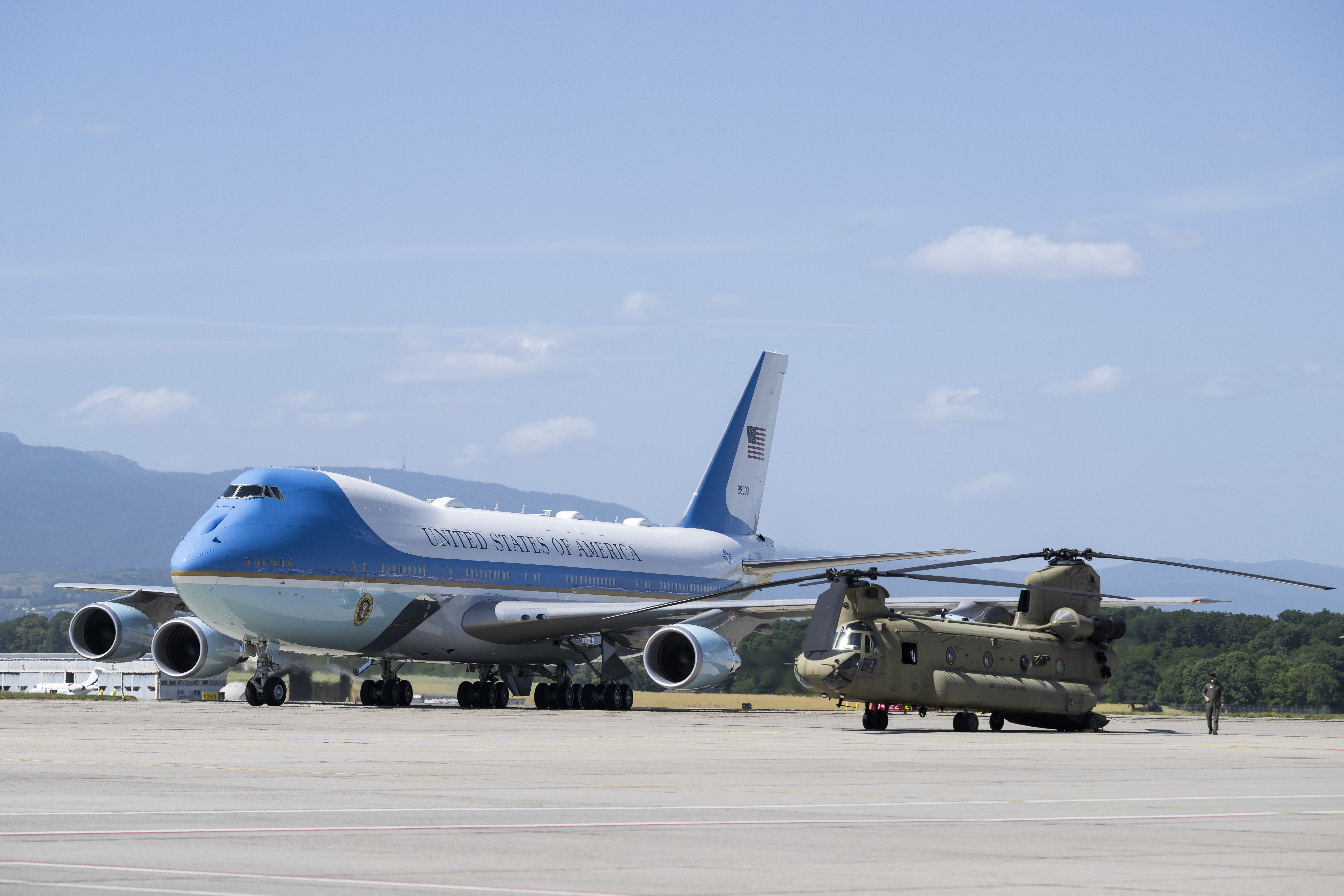 La aeronave Air Force One que traslada al presidente estadounidenses. (Foto Prensa Libre: EFE/EPA/MARTIAL TREZZINI / POOL).