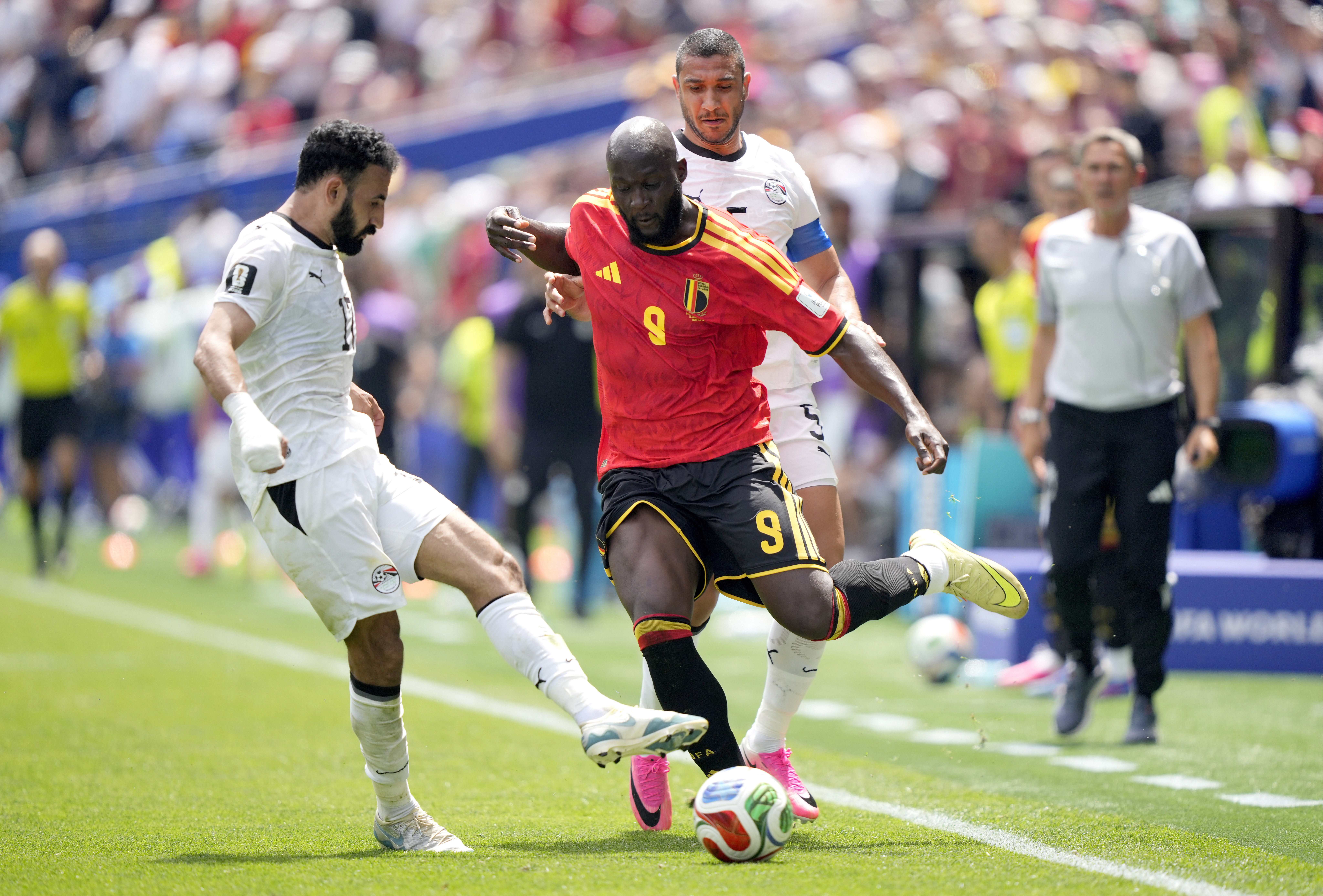 SEATTLE (United States), 15/06/2026.- Romelu Lukaku (C) of Belgium in action against Mohanad Lasheen (L) and Ramy Rabia of Egypt during the FIFA World Cup 2026 group stage match Belgium against Egypt, in Seattle, USA, 15 June 2026. (Bélgica, Egipto) EFE/EPA/STEPHEN BRASHEAR