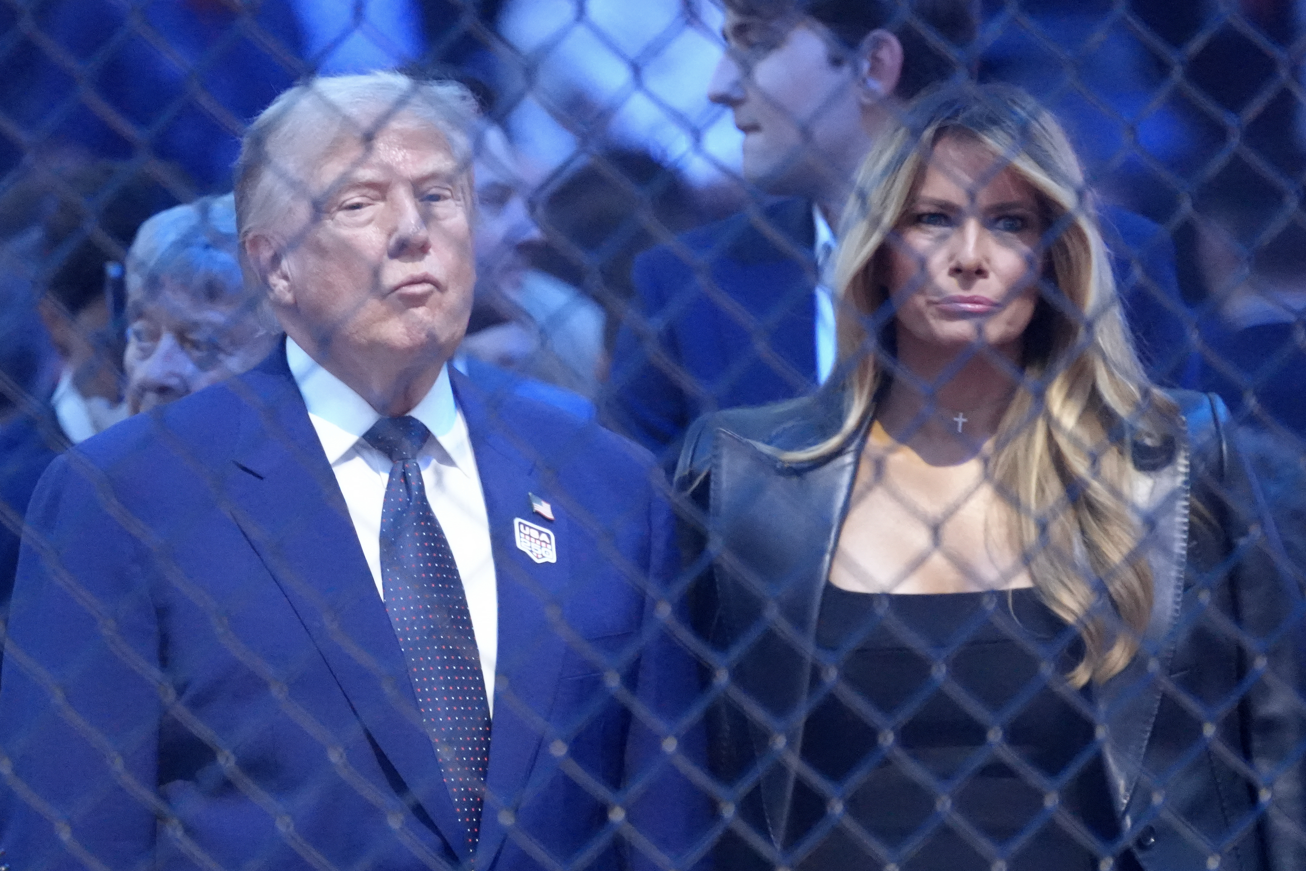 FOTODELDÍA AME1206. WASHINGTON (ESTADOS UNIDOS), 14/06/2026.- El presidente de Estados Unidos, Donald Trump (i), y su esposa Melania Trump, asisten al combate de artes marciales mixtas en la Casa Blanca este domingo, en Washington (EE.UU.). Trump construyó un estadio temporal en los jardines de la Casa Blanca para celebrar su cumpleaños con una velada de combates de la UFC, lo que ha convertido el evento en algo inédito tanto en la historia de esta disciplina como en la de la residencia presidencial. EFE/ Octavio Guzmán