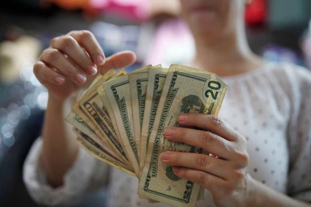 El ingreso anual por remesas en los países latinoamericanos superó los US$137 mil millones en una década, según un análisis del Centro Monetario Latinoamericano (Cemla),con sede en México. (Foto Prensa Libre: EFE)
