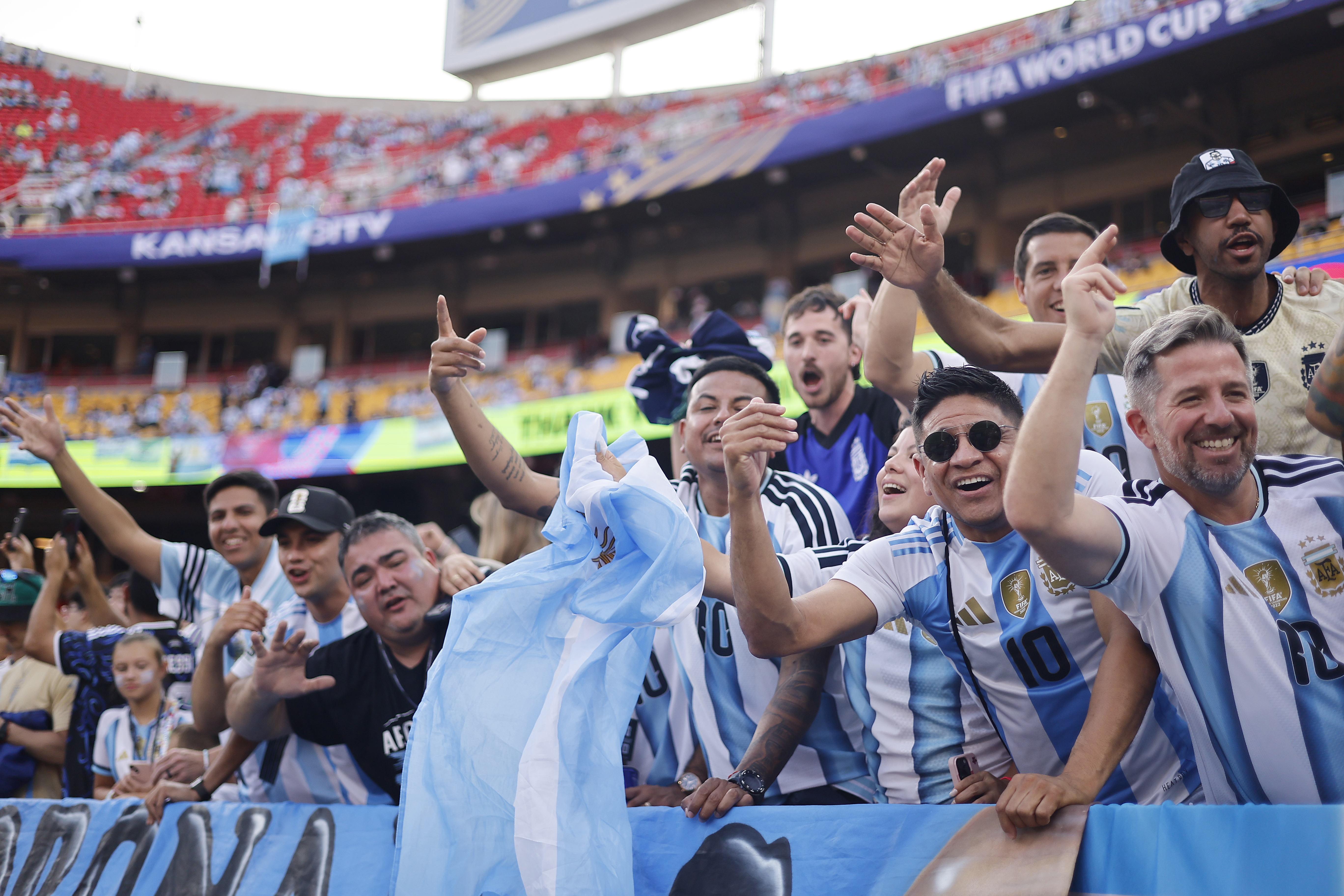 GR3026. KANSAS (ESTADOS UNIDOS), 16/06/2026.- Aficionados de Argentina asisten este martes, a un partido del grupo J del Mundial de la FIFA 2026 entre Argentina y Argelia en el estadio Kansas City en Kansas (Estados Unidos). EFE/ Juan Ignacio Roncoroni