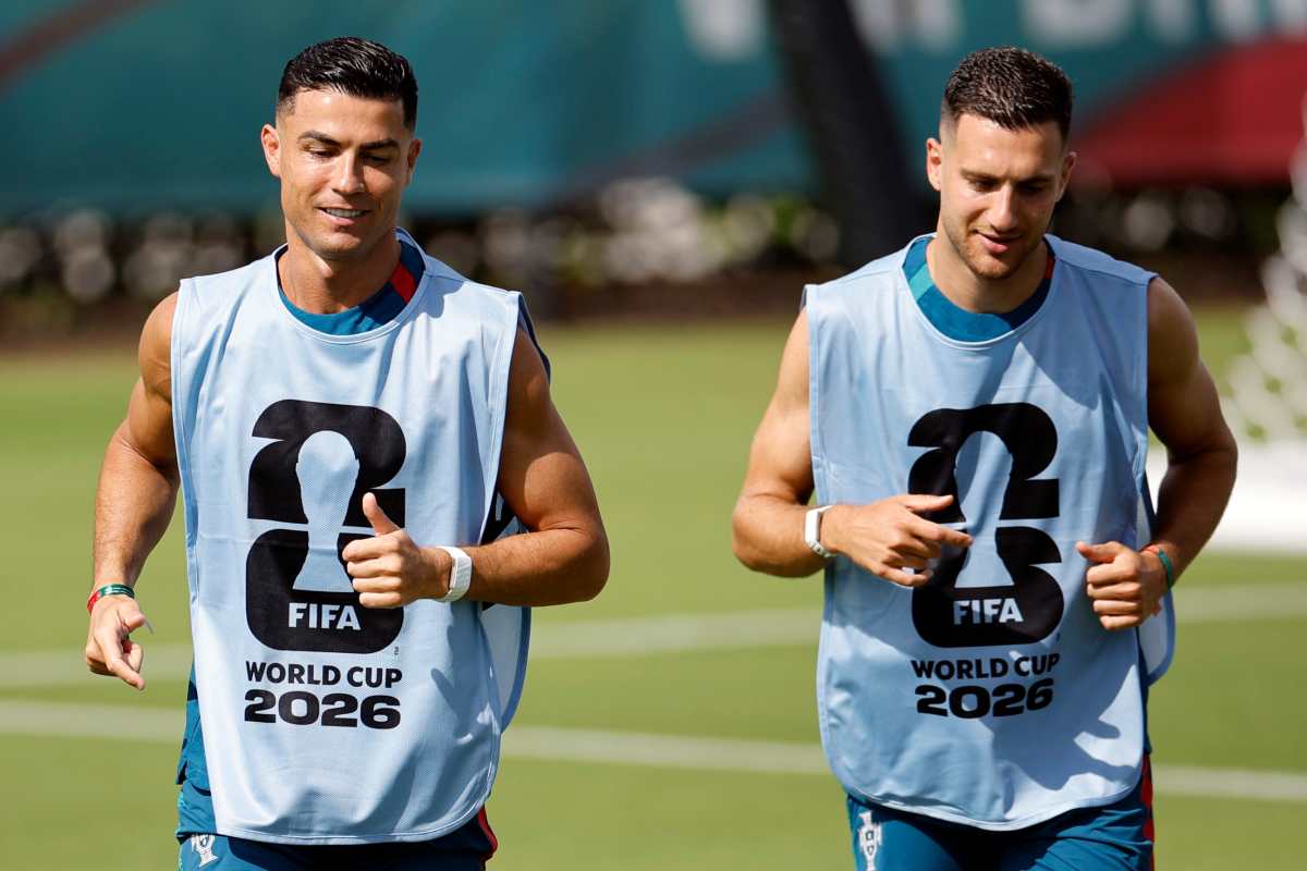 PALM SPRINGS (FLORIDA), 16/06/2026.-El delantero de Portugal Cristiano Ronaldo y el defensa Diogo Dalot, durante el entrenamiento de la selección de Portugal este martes en Palm Springs (Florida).- EFE/ Alberto Estévez