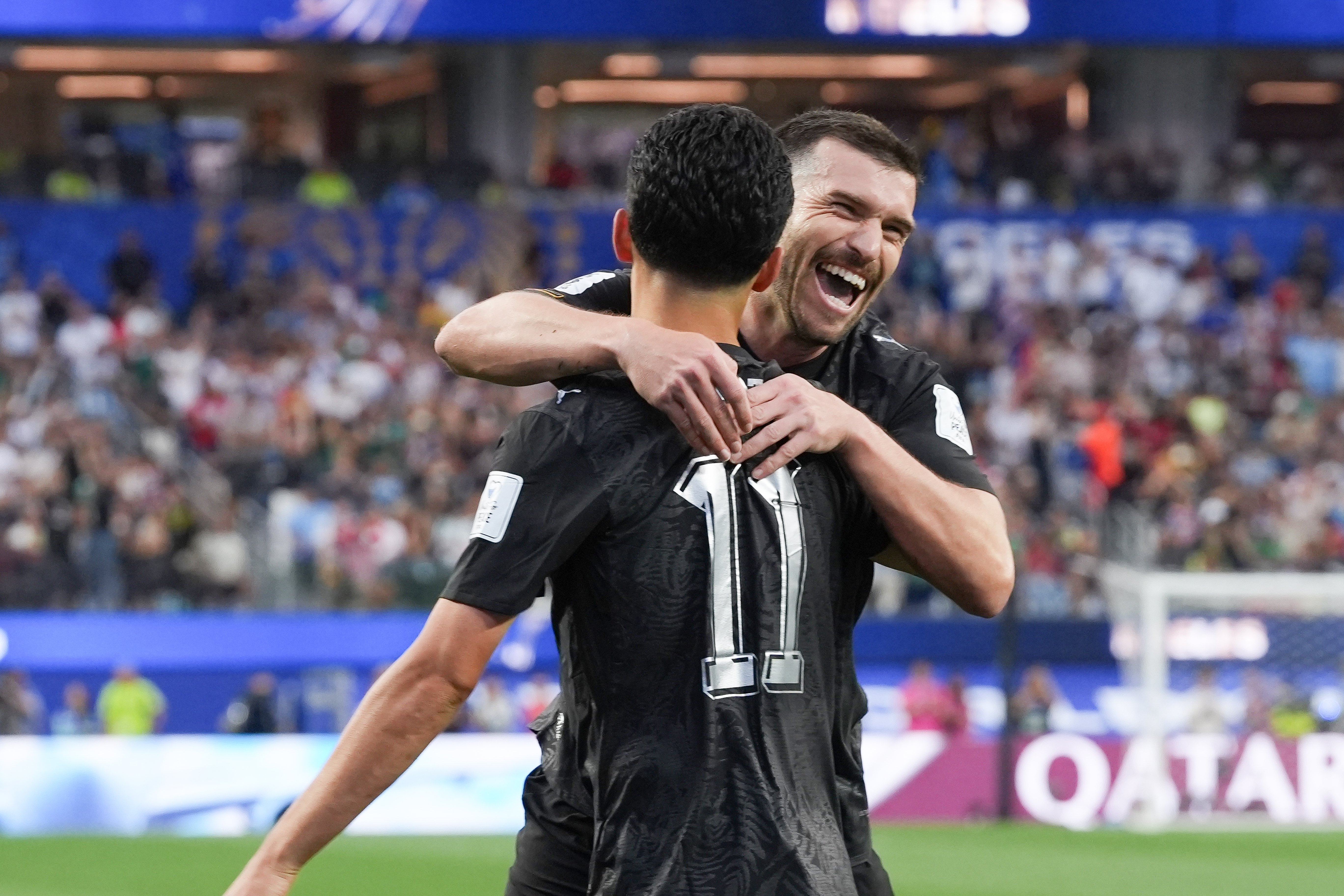 FOTODELDÍA GR2228. LOS ÁNGELES (ESTADOS UNIDOS), 15/06/2026.- Elijah Just (c-adelante) y Tim Payne de Nueva Zelanda celebran un gol este lunes, durante un partido del grupo G del Mundial de la FIFA 2026 entre Irán y Nueva Zelanda en el estadio SoFi en Los Ángeles (Estados Unidos). EFE/ Omar Alonso