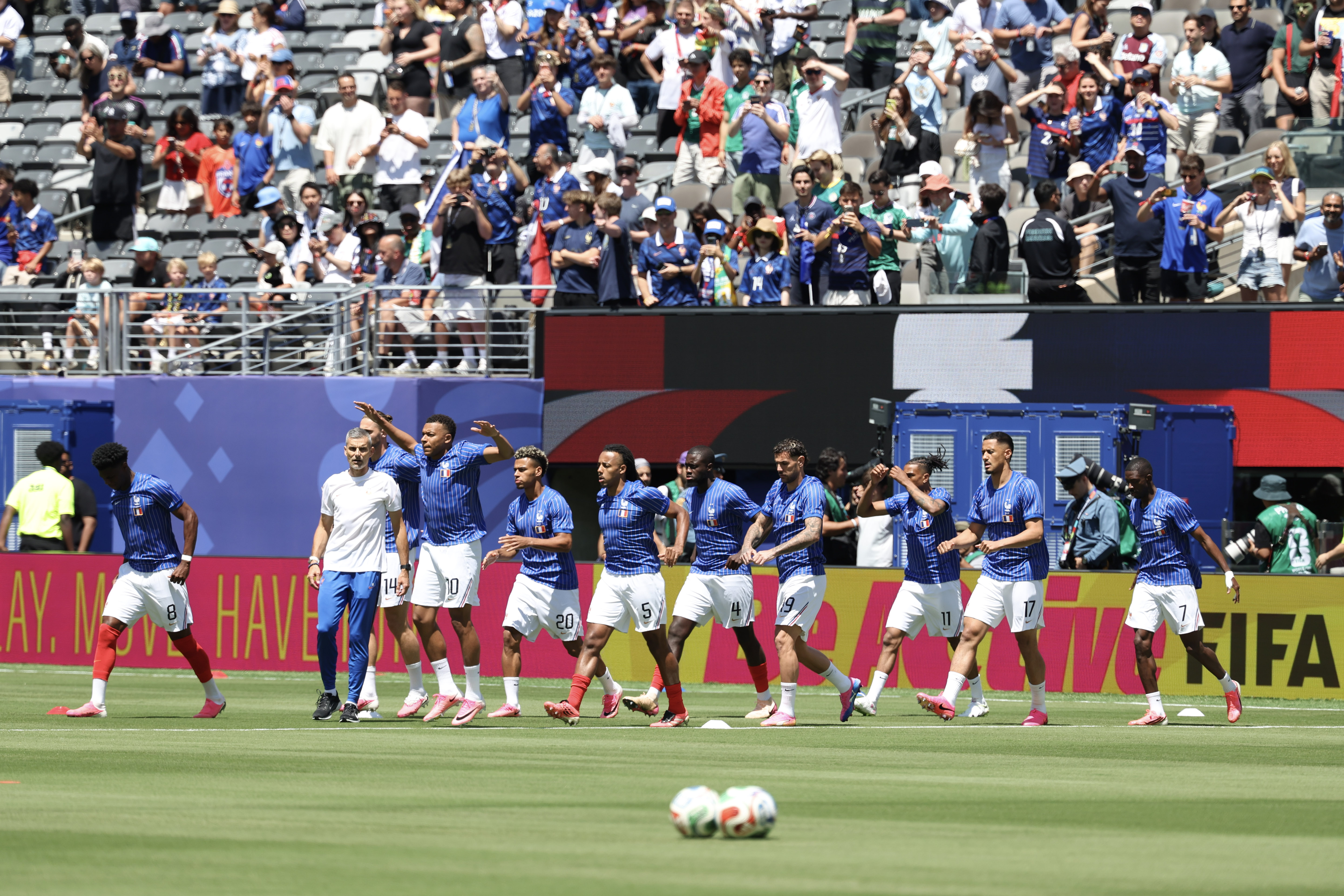 NUEVA YORK (ESTADOS UNIDOS), 16/06/2026.- Los jugadores de Francia durante el calentamiento previo al partido del Mundial de fútbol 2026 entre las selecciones de Francia y Senegal, este martes en el estadio Nueva York/Nueva Jersey. EFE/Sebastiao Moreira