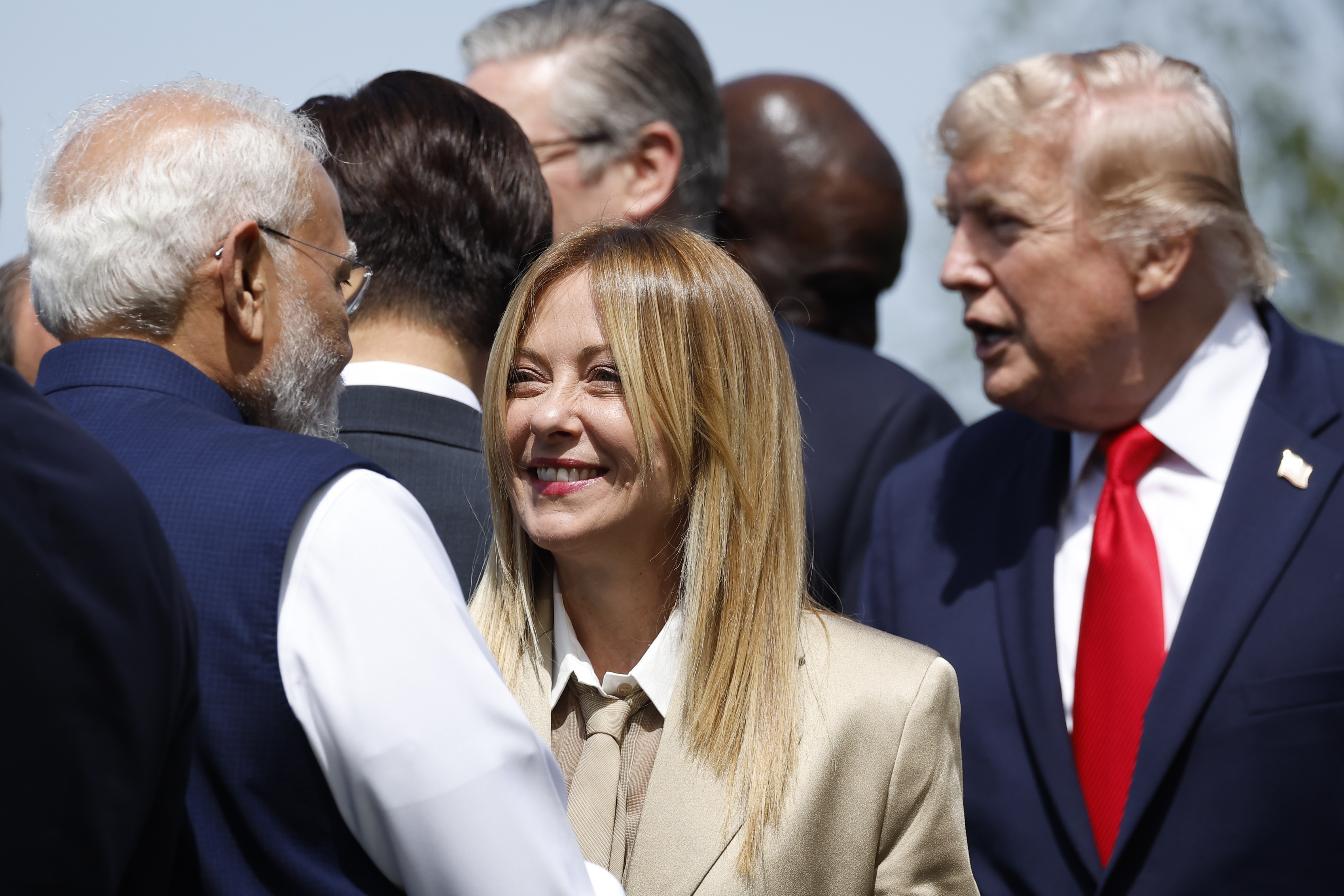 La primera ministra de Italia, Giorgia Meloni, junto al presidente de Estados Unidos, Donald Trump. (Foto Prensa Libre: EFE/EPA/YOAN VALAT). 