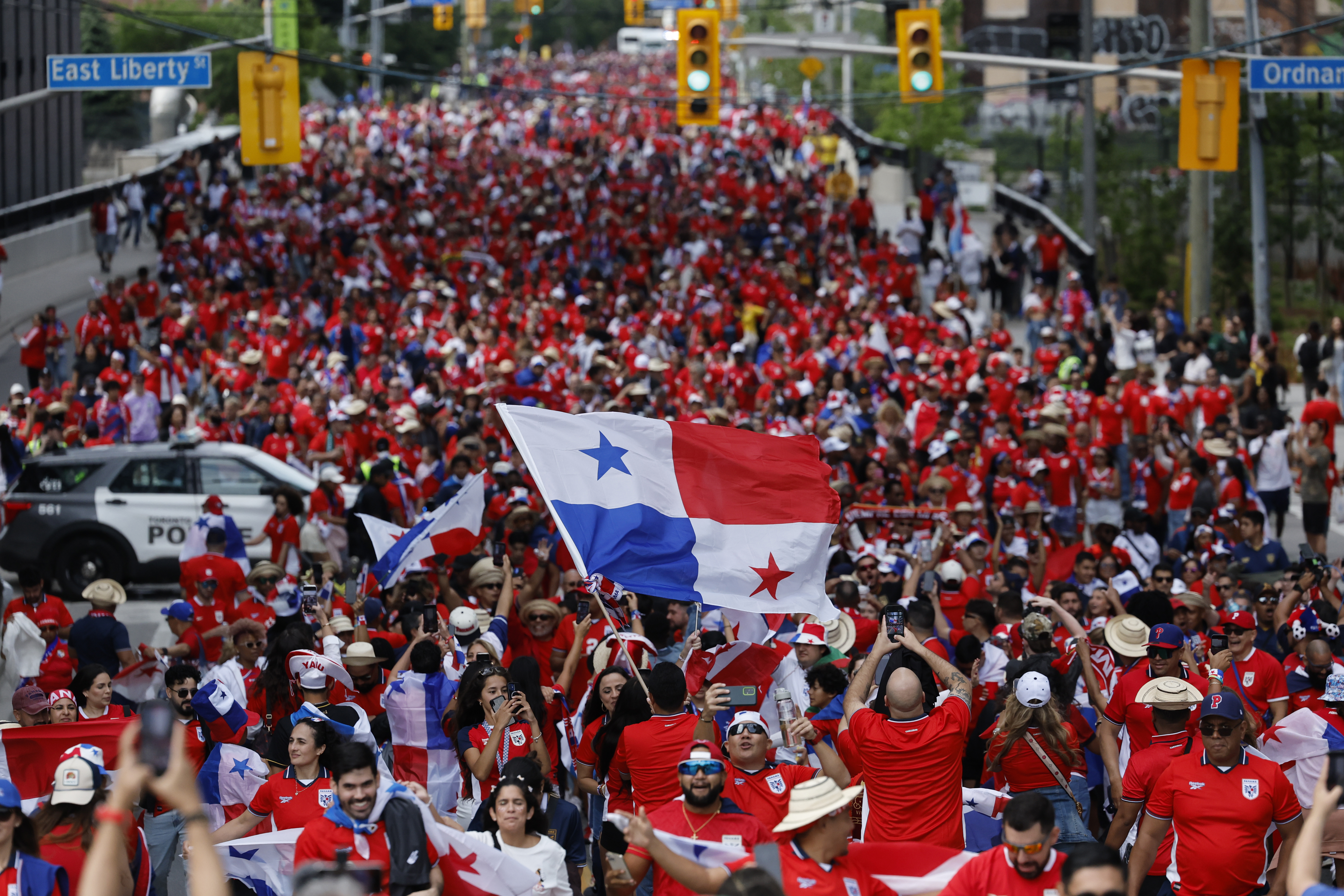 GR3392. TORONTO (CANADÁ), 17/06/2026.- Aficionados de Panamá caminan hacia el estadio de Toronto este miércoles, previo al partido del grupo L del Mundial de la FIFA 2026 contra Ghana, en Toronto (Canadá). EFE/ Bienvenido Velasco