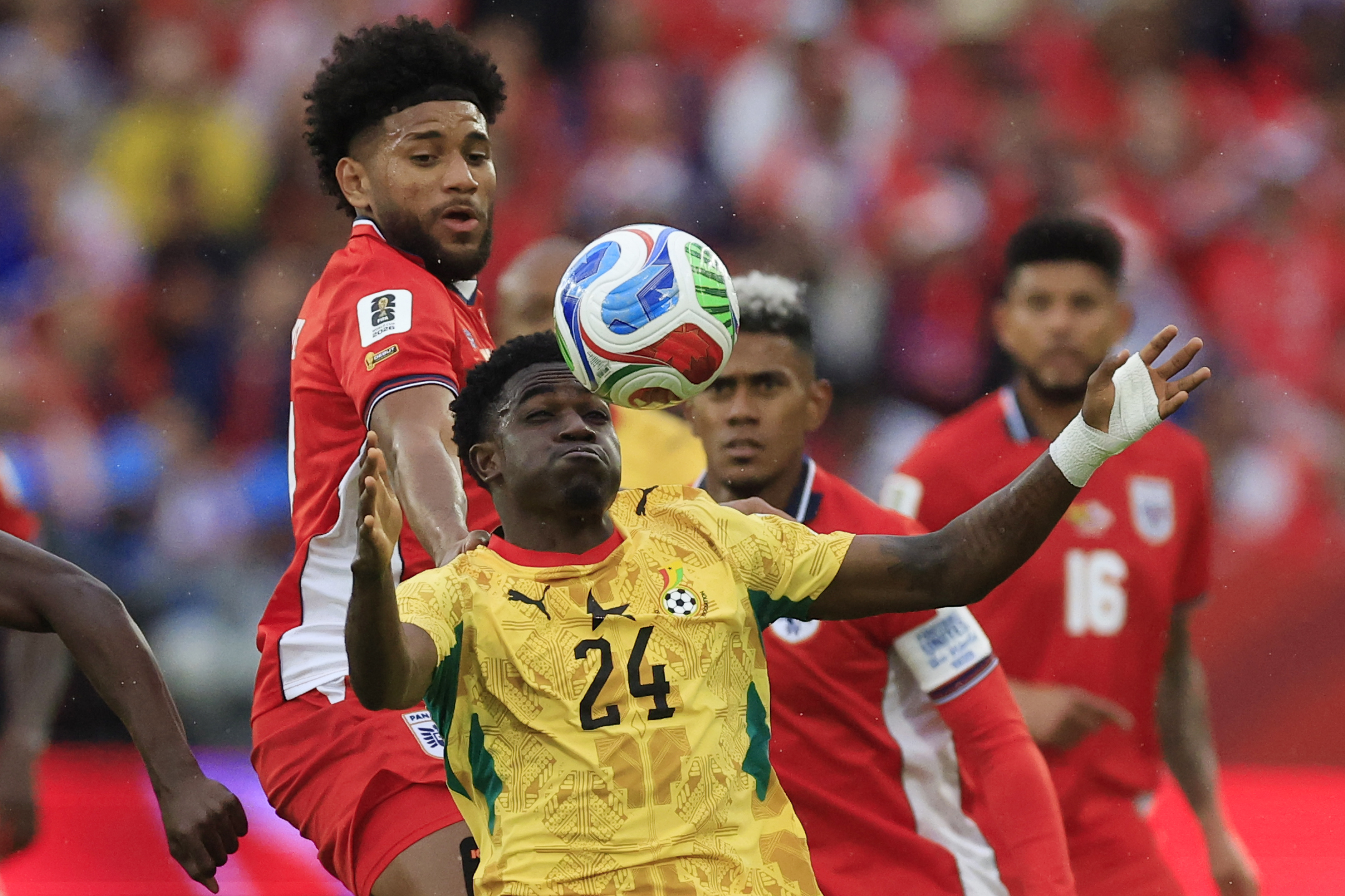 GR4112. TORONTO (CANADÁ), 17/06/2026.- Ernest Nuamah (i) de Ghana disputan el balón con Carlos Harvey de Panamá este miércoles, en un partido del grupo L del Mundial de la FIFA 2026 entre Ghana y Panamá en el estadio BMO en Toronto (Canadá). EFE/ Bienvenido Velasco