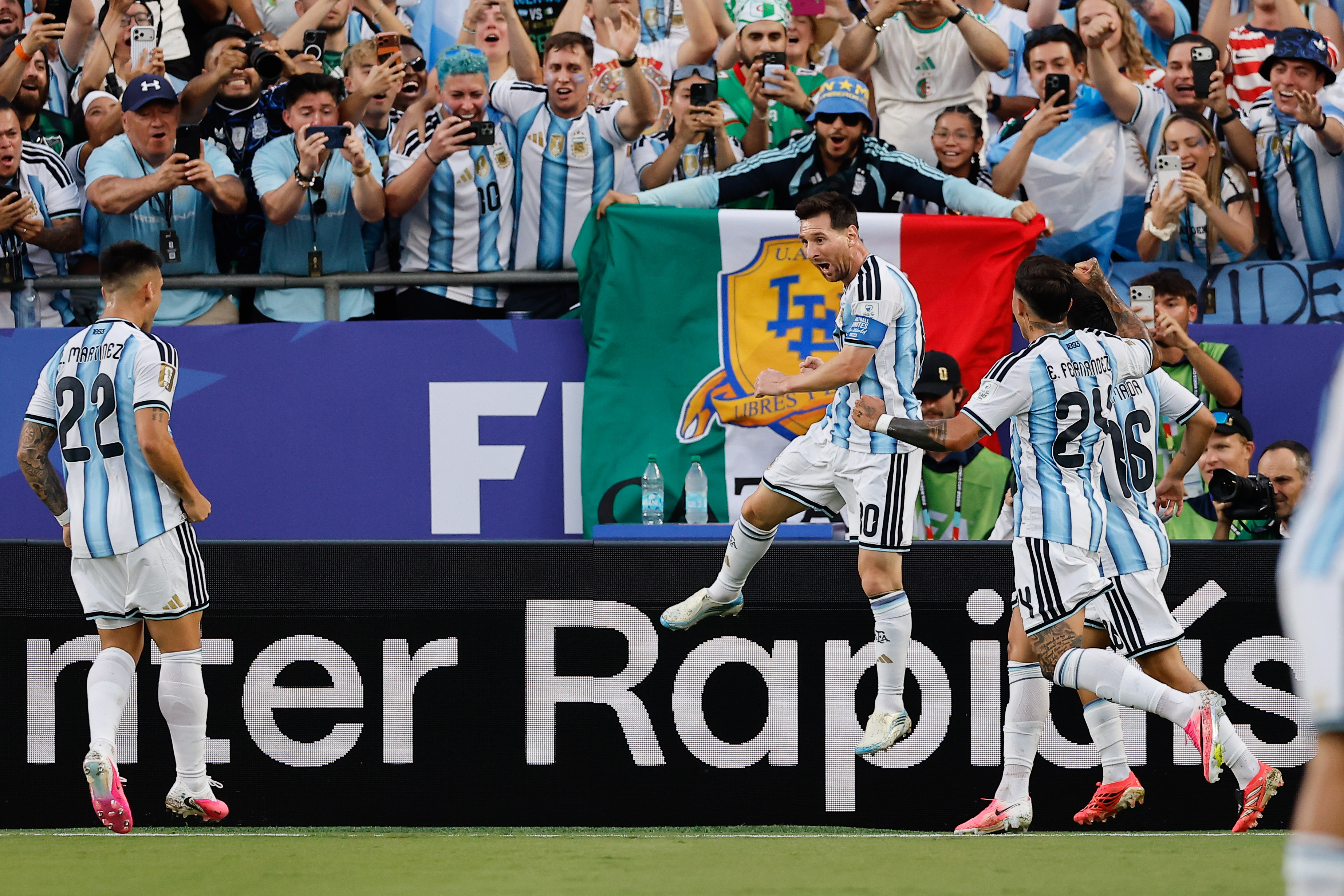 GR3122. KANSAS (ESTADOS UNIDOS), 16/06/2026.- Lionel Messi (c) de Argentina celebra un gol este martes, en un partido del grupo J del Mundial de la FIFA 2026 entre Argentina y Argelia en el estadio Arrowhead en Kansas (Estados Unidos). EFE/ Juan Ignacio Roncoroni