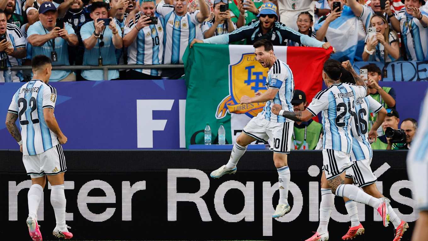 GR3122. KANSAS (ESTADOS UNIDOS), 16/06/2026.- Lionel Messi (c) de Argentina celebra un gol este martes, en un partido del grupo J del Mundial de la FIFA 2026 entre Argentina y Argelia en el estadio Arrowhead en Kansas (Estados Unidos). EFE/ Juan Ignacio Roncoroni