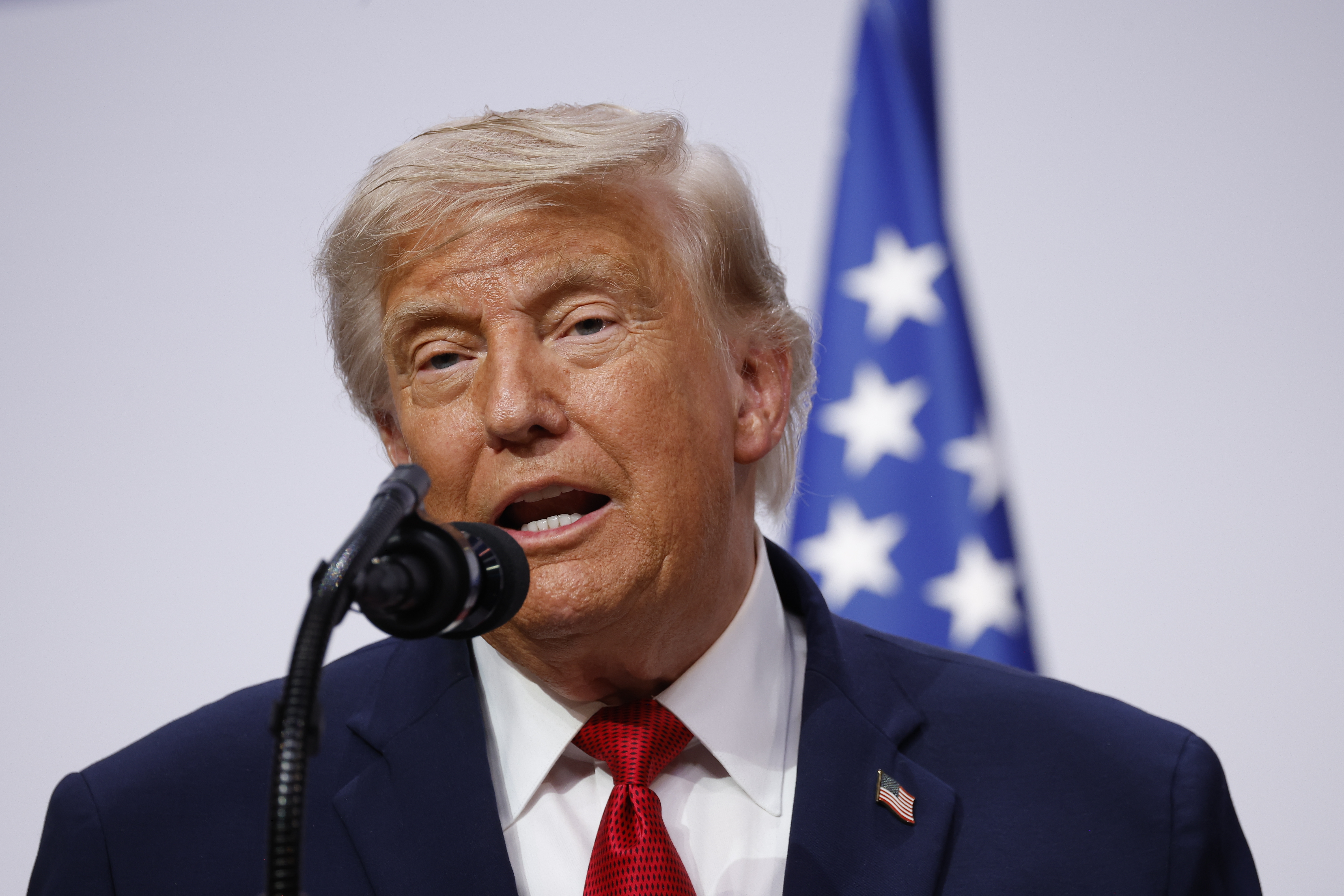 Donald Trump, presidente de Estados Unidos, en la cumbre del G7 en Francia. (Foto Prensa Libre: EFE/EPA/YOAN VALAT).