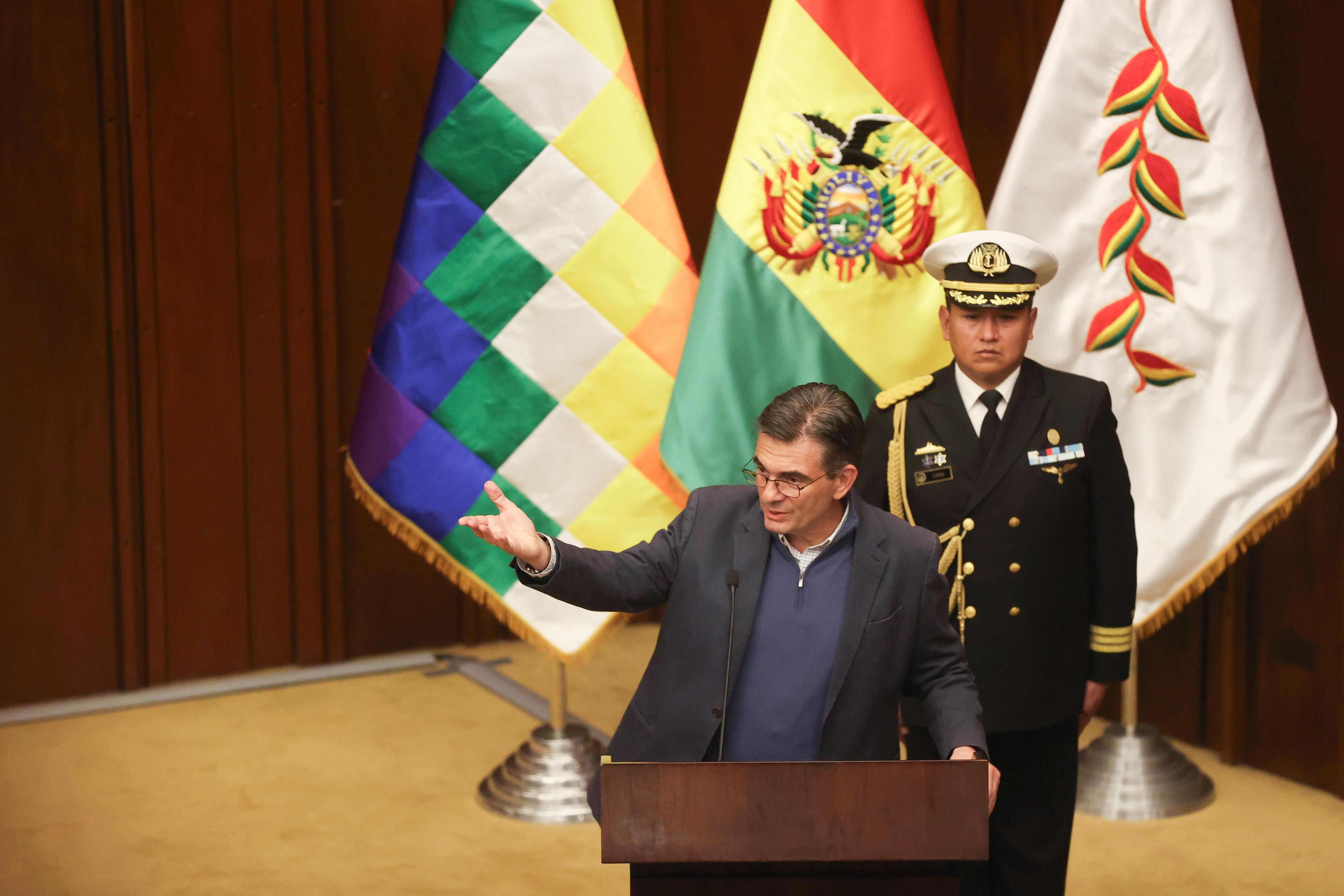 El presidente de Bolivia, Rodrigo Paz, y los dirigentes de la Central Obrera Boliviana (COB) iniciaron un diálogo en busca de soluciones a las protestas y bloqueos de carreteras que ese y otros sectores realizan desde hace un mes y medio para exigir la renuncia del gobernante. (Foto Prensa Libre: EFE/ Luis Gandarillas). 