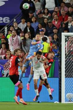 SANTA CLARA (ESTADOS UNIDOS), 17/06/2026.- El portero de Austria, Alexander Schlager (c, arriba), sale a despejar el balón ante Musa Al-Taamari (c, abajo), de Jordania, durante su partido del grupo J del Mundial de la FIFA 2026 entre Austria y Jordania este martes en el estadio Levi's en Santa Clara (EE.UU.). EFE/ Miguel Gutiérrez