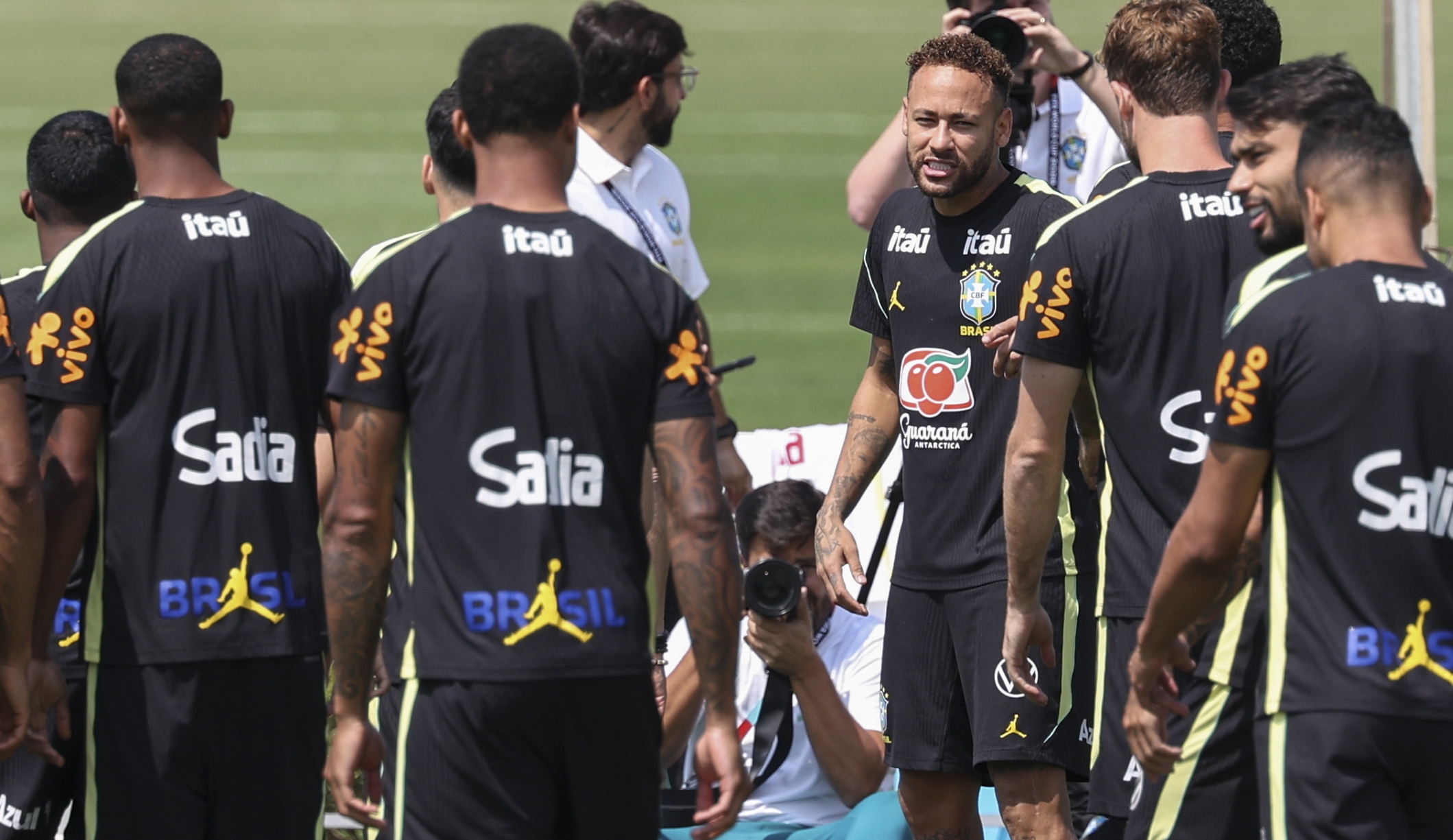 BRA50. MORRISTOWN (ESTADOS UNIDOS), 17/06/2026.- Neymar (c) de Brasil habla con sus compañeros en una practica este miércoles, en el centro de entrenamiento Columbia Park este miércoles, como parte del Mundial de la FIFA 2026 en Morristown, New Jersey (EE.UU.). EFE/ Sebastiao Moreira