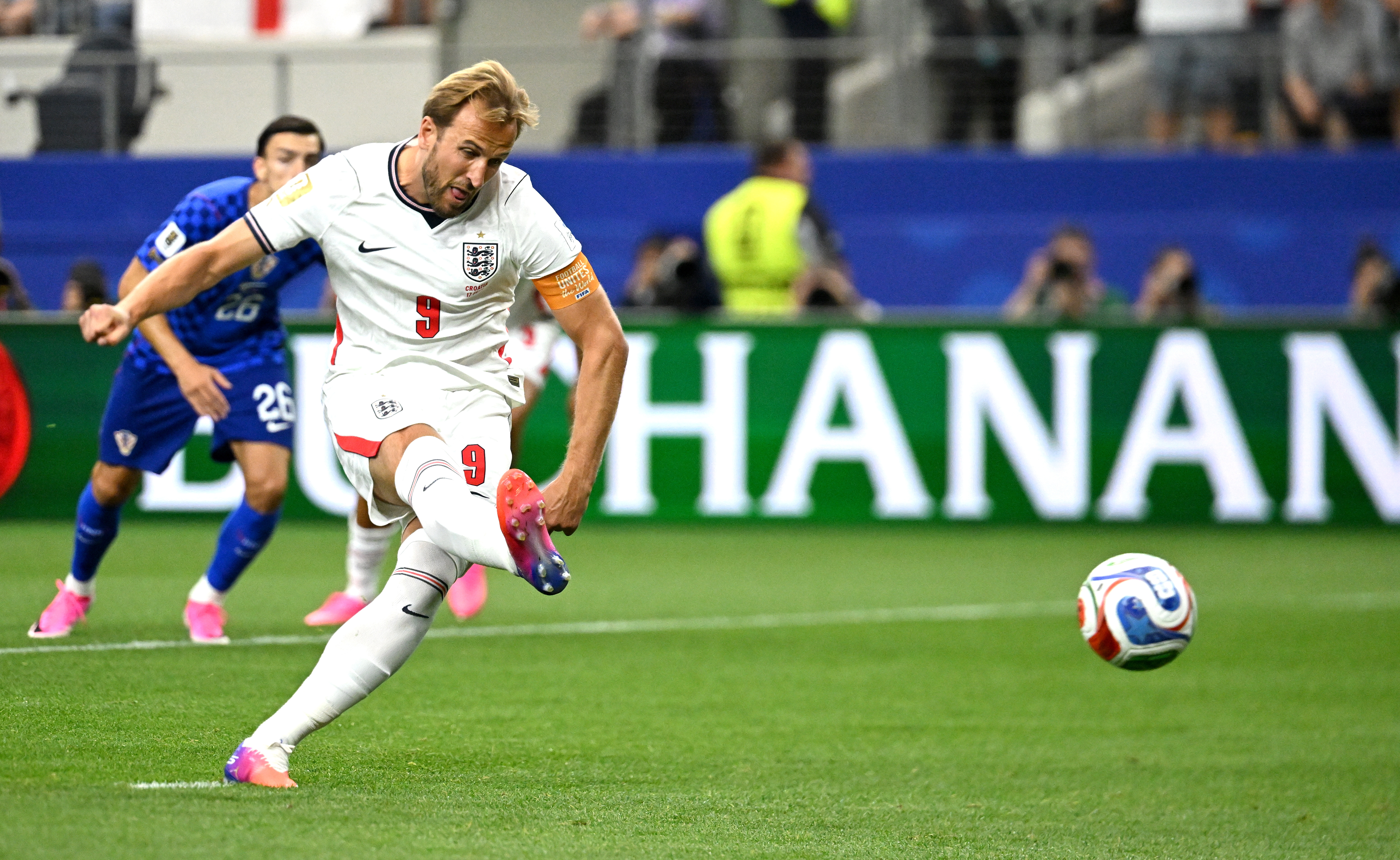 DALLAS (United States), 17/06/2026.- Harry Kane of England scores the opening goal with a re-taken penalty during the FIFA World Cup 2026 group stage match England against Croatia, in Dallas, USA, 17 June 2026. (Croacia) EFE/EPA/ALBERT PENA