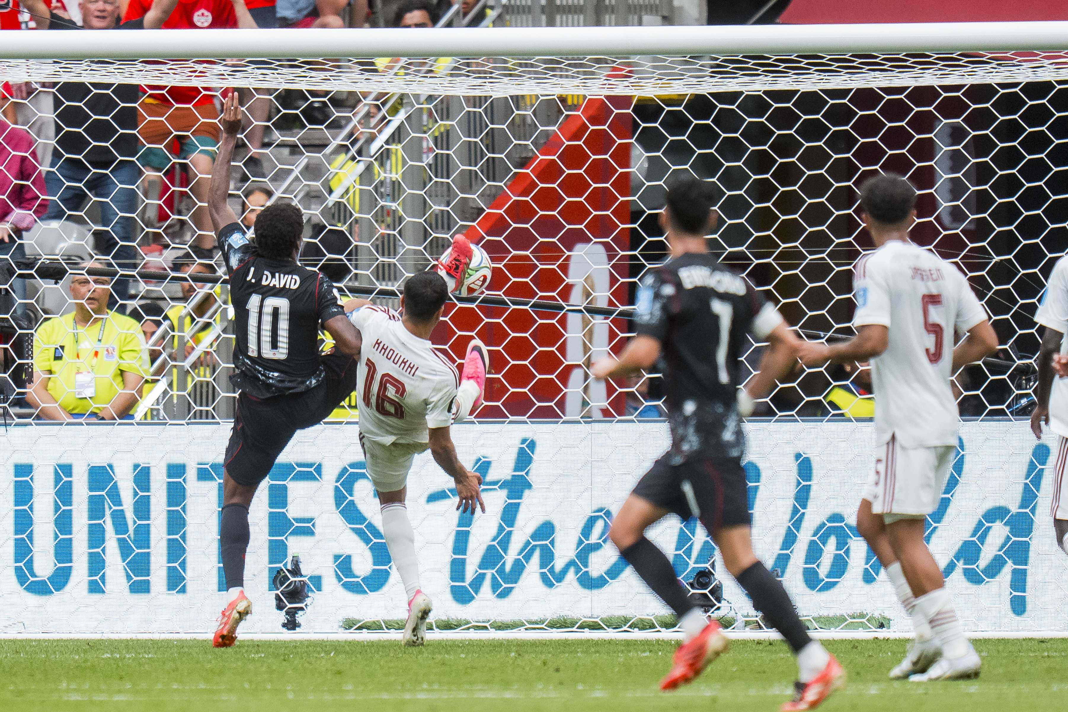 VANCOUVER (Canada), 19/06/2026.- Canada forward Jonathan David (L) scores his second goal of the match while challenged by Qatar defender Boualem Khoukhi (C) during the FIFA World Cup 2026 group stage match between Canada and Qatar in Vancouver, Canada, 18 June 2026. (Catar) EFE/EPA/BOB FRID