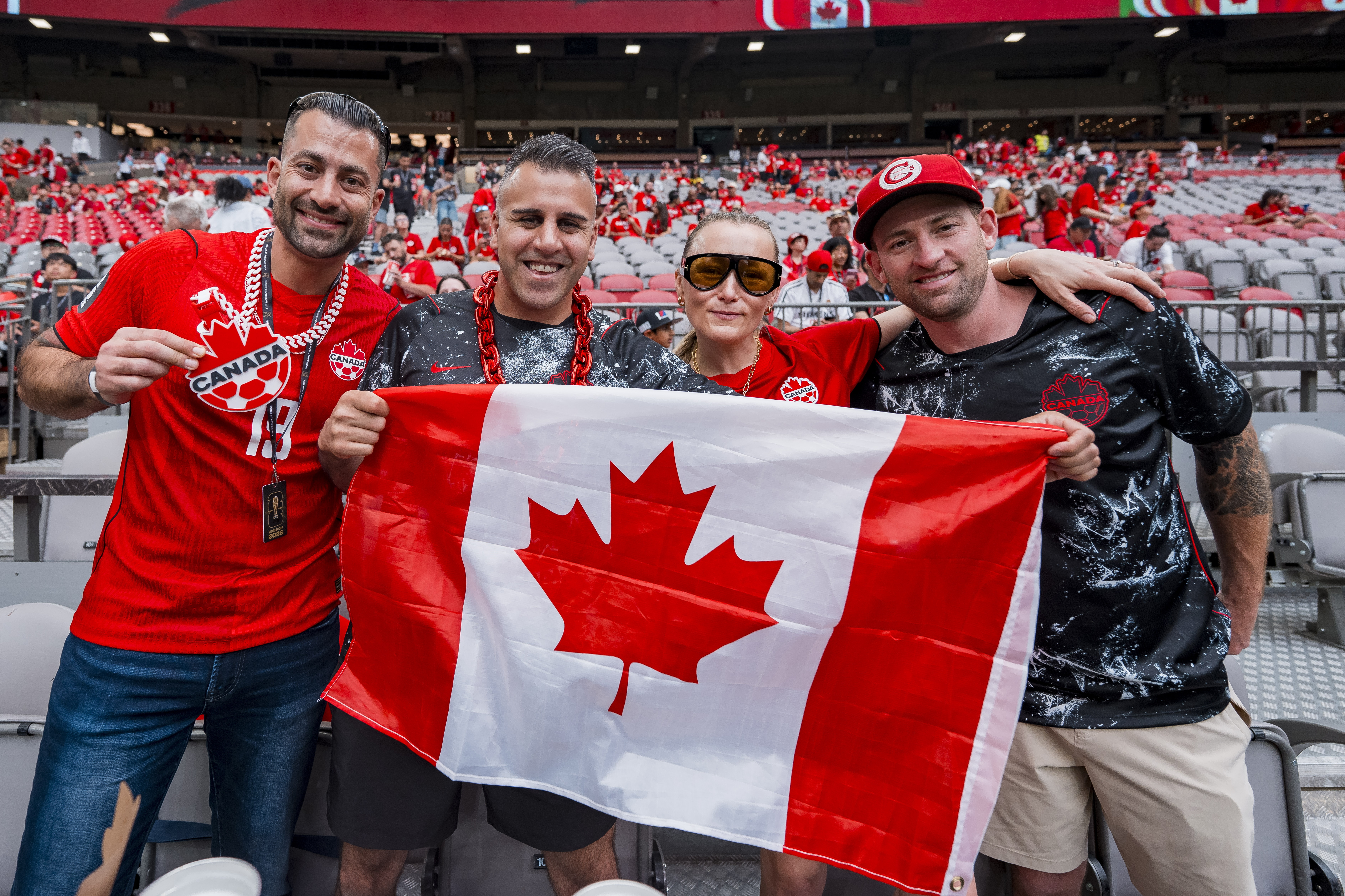 VANCOUVER (Canada), 18/06/2026.- Fans cheer for Canada prior to the FIFA World Cup 2026 group stage match Canada against Qatar, in Vancouver, Canada, 18 June 2026. (Catar) EFE/EPA/BOB FRID